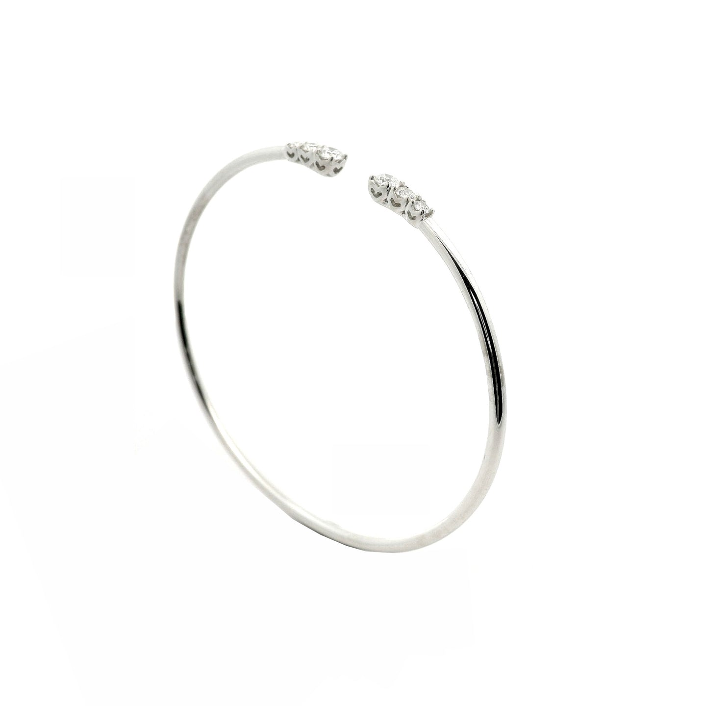 Bracciale rigido aperto in oro bianco con diamanti lab-grown taglio brillante, 0,55 carati.