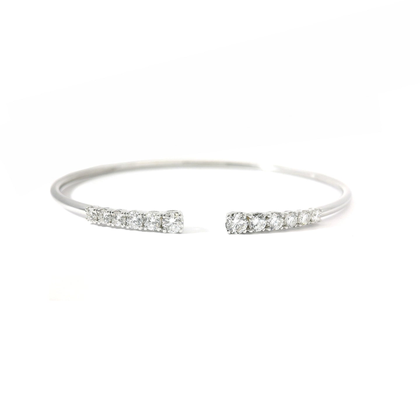 Bracciale rigido aperto in oro bianco con diamanti lab-grown taglio brillante, 1,05 carati.