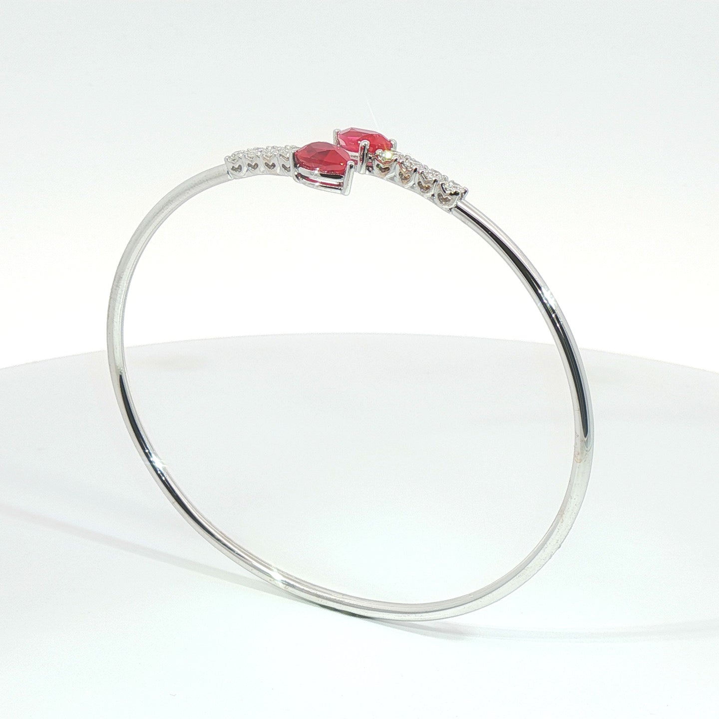 Bracciale Twin in oro bianco con rubini Lab-Grown taglio goccia e diamanti Lab-Grown taglio brillante.