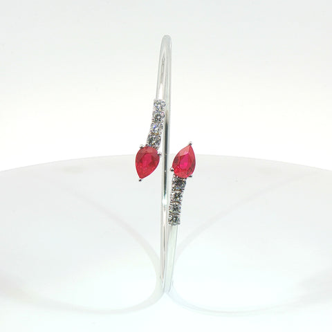 Bracciale Twin in oro bianco con rubini Lab-Grown taglio goccia e diamanti Lab-Grown taglio brillante.