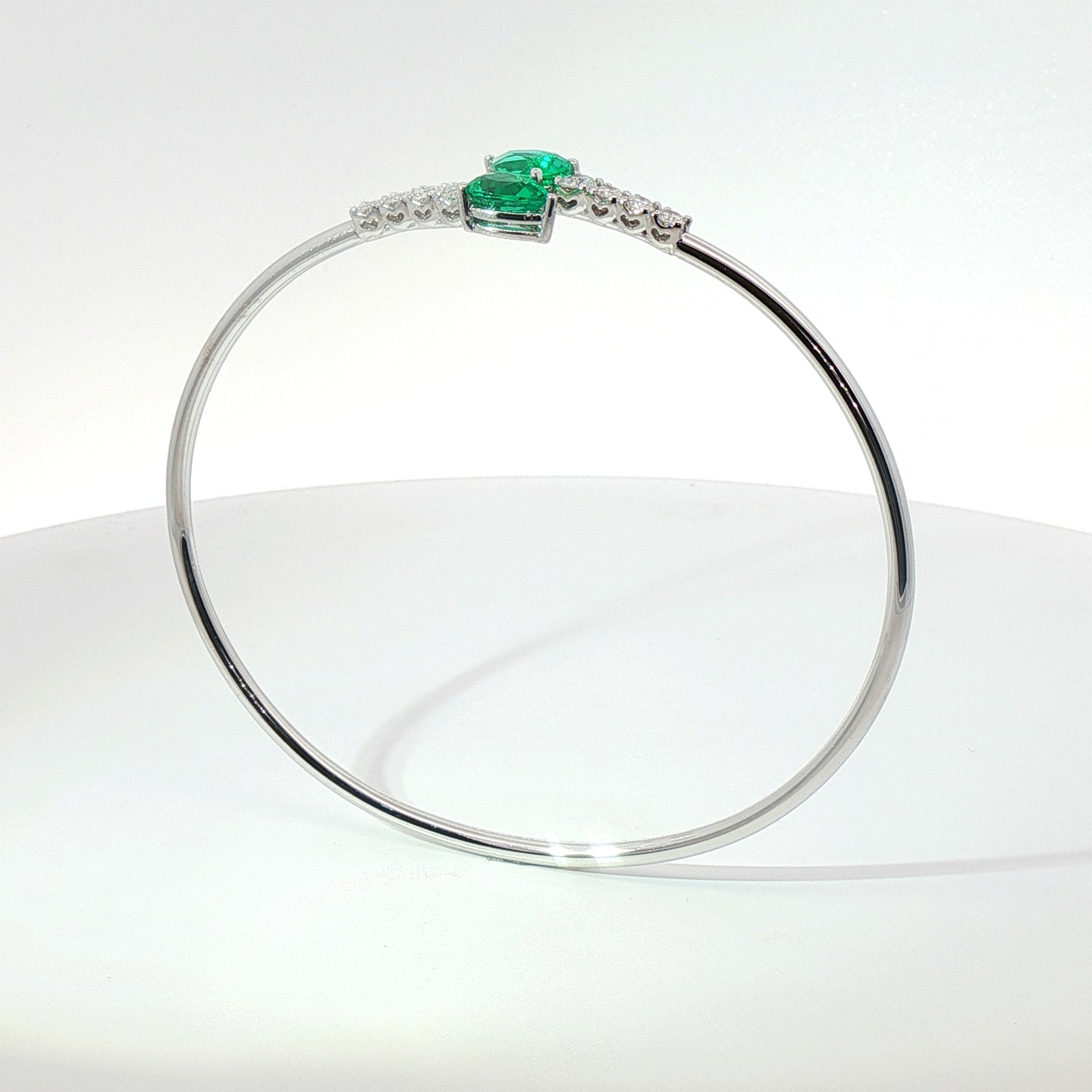 Bracciali Twin in oro bianco con smeraldi Lab-Grown taglio goccia e diamanti Lab-Grown taglio brillante.