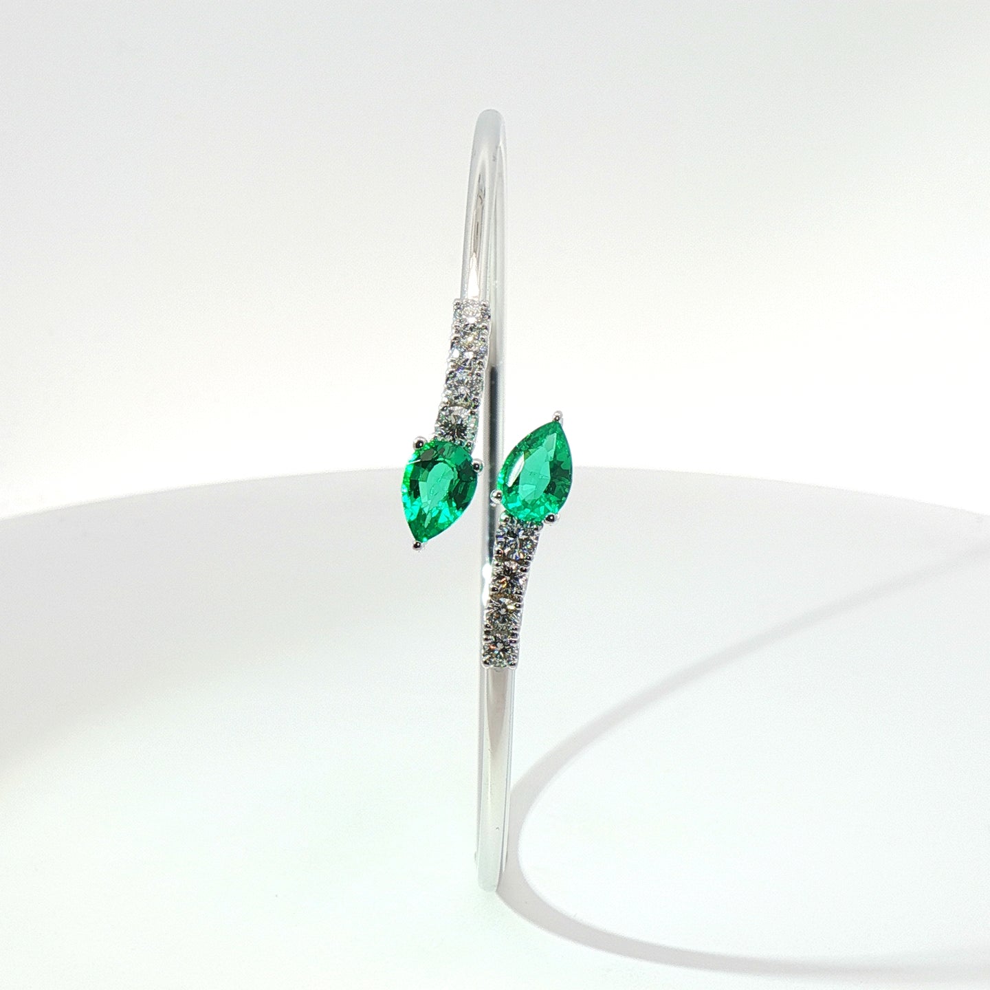 Bracciali Twin in oro bianco con smeraldi Lab-Grown taglio goccia e diamanti Lab-Grown taglio brillante.