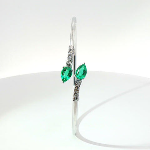 Bracciali Twin in oro bianco con smeraldi Lab-Grown taglio goccia e diamanti Lab-Grown taglio brillante.