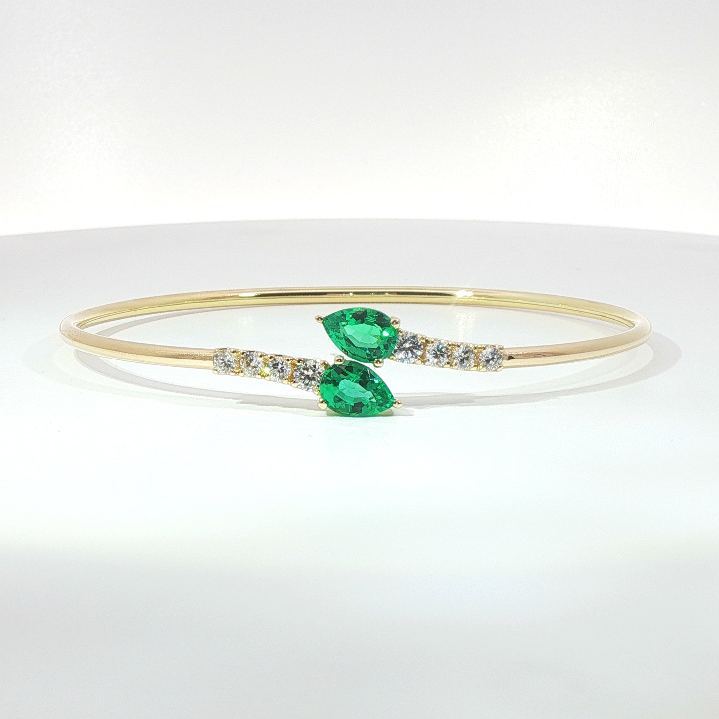 Bracciale Twin in oro giallo con smeraldi Lab-Grown taglio goccia e diamanti Lab-Grown taglio brillante.