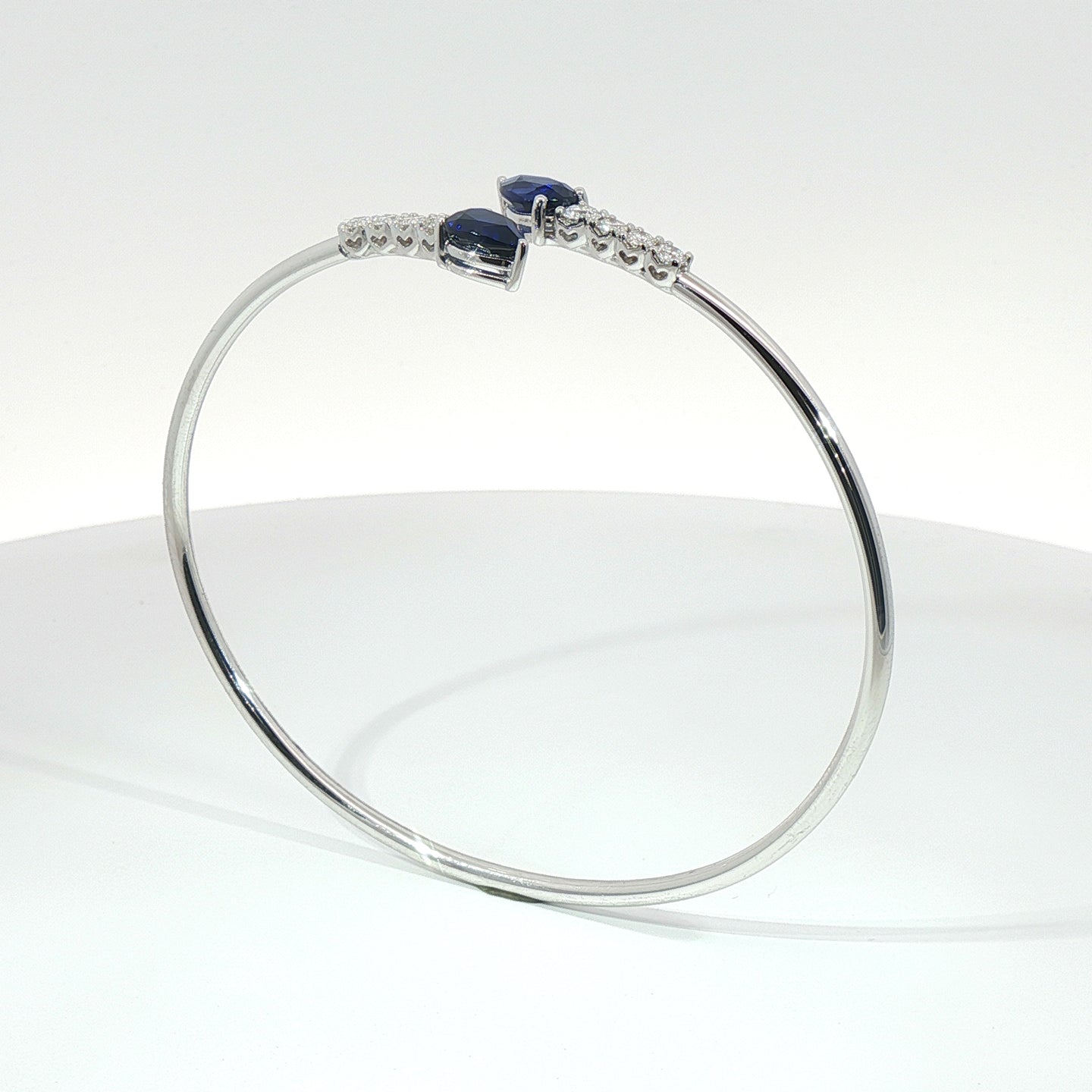 Bracciale Twin in oro bianco con Zaffiri Lab-Grown taglio goccia e diamanti Lab-Grown taglio brillante.