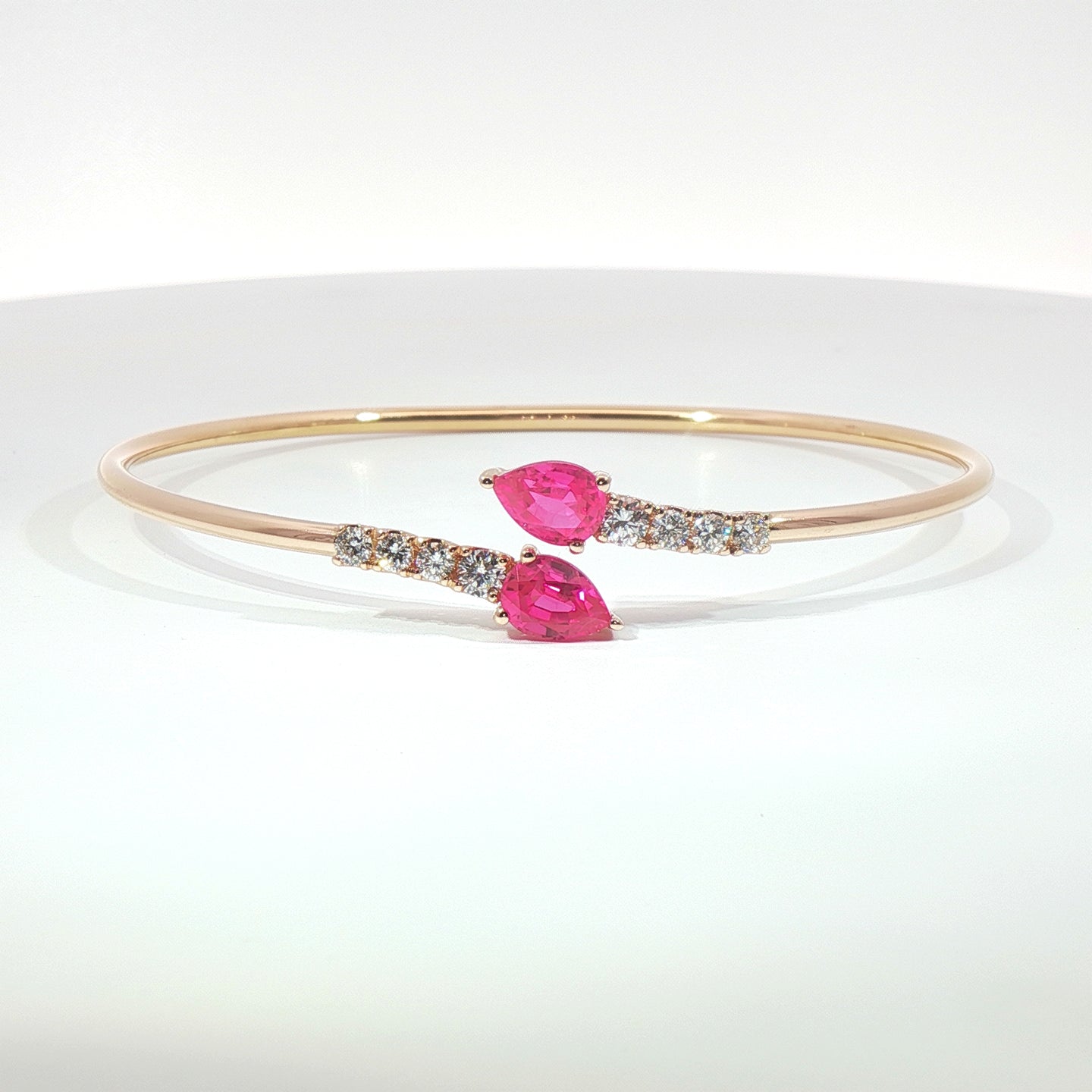 Bracciale Twin in oro rosa con zaffiri rosa Lab-Grown taglio goccia e diamanti Lab-Grown taglio brillante.