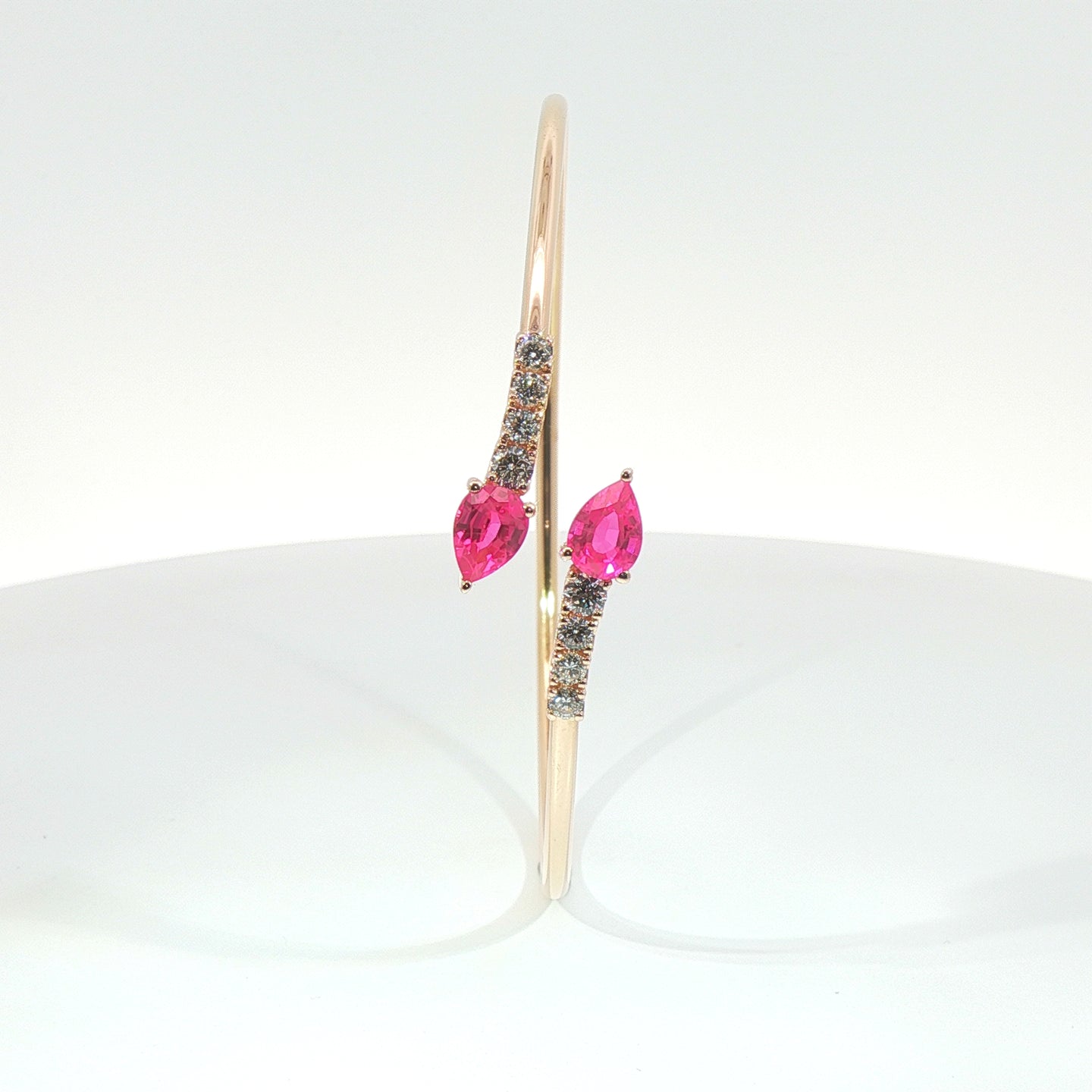 Bracciale Twin in oro rosa con zaffiri rosa Lab-Grown taglio goccia e diamanti Lab-Grown taglio brillante.