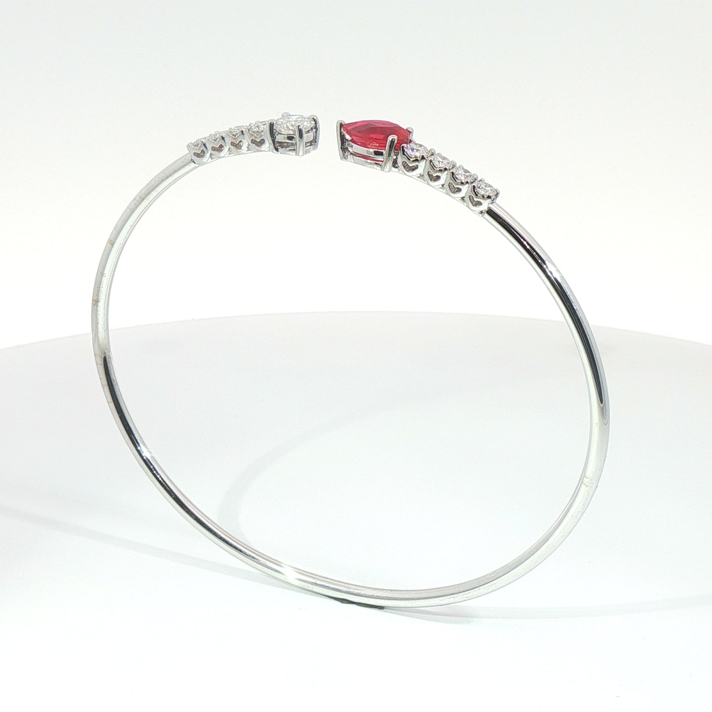 Bracciale Twin in oro bianco con rubino lab-Grown taglio goccia e diamanti Lab-Grown taglio brillante.