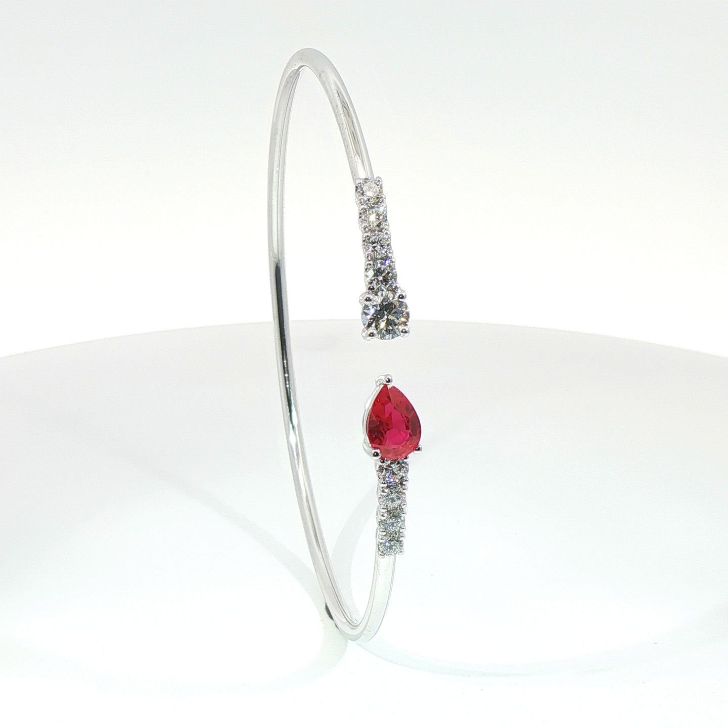 Bracciale Twin in oro bianco con rubino lab-Grown taglio goccia e diamanti Lab-Grown taglio brillante.