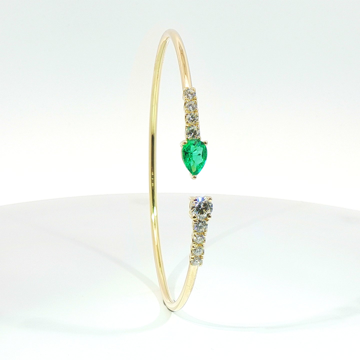 Bracciale Twin in oro giallo con smeraldo Lab-Grown taglio ovale e diamanti Lab-Grown taglio brillante.