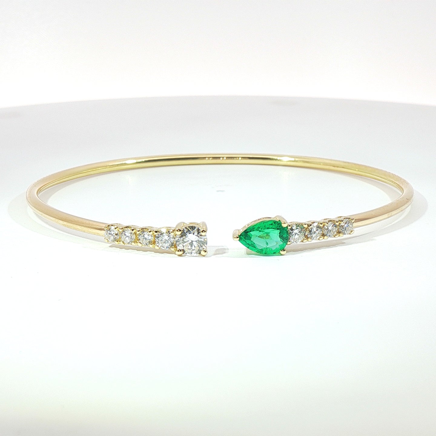 Bracciale Twin in oro giallo con smeraldo Lab-Grown taglio ovale e diamanti Lab-Grown taglio brillante.