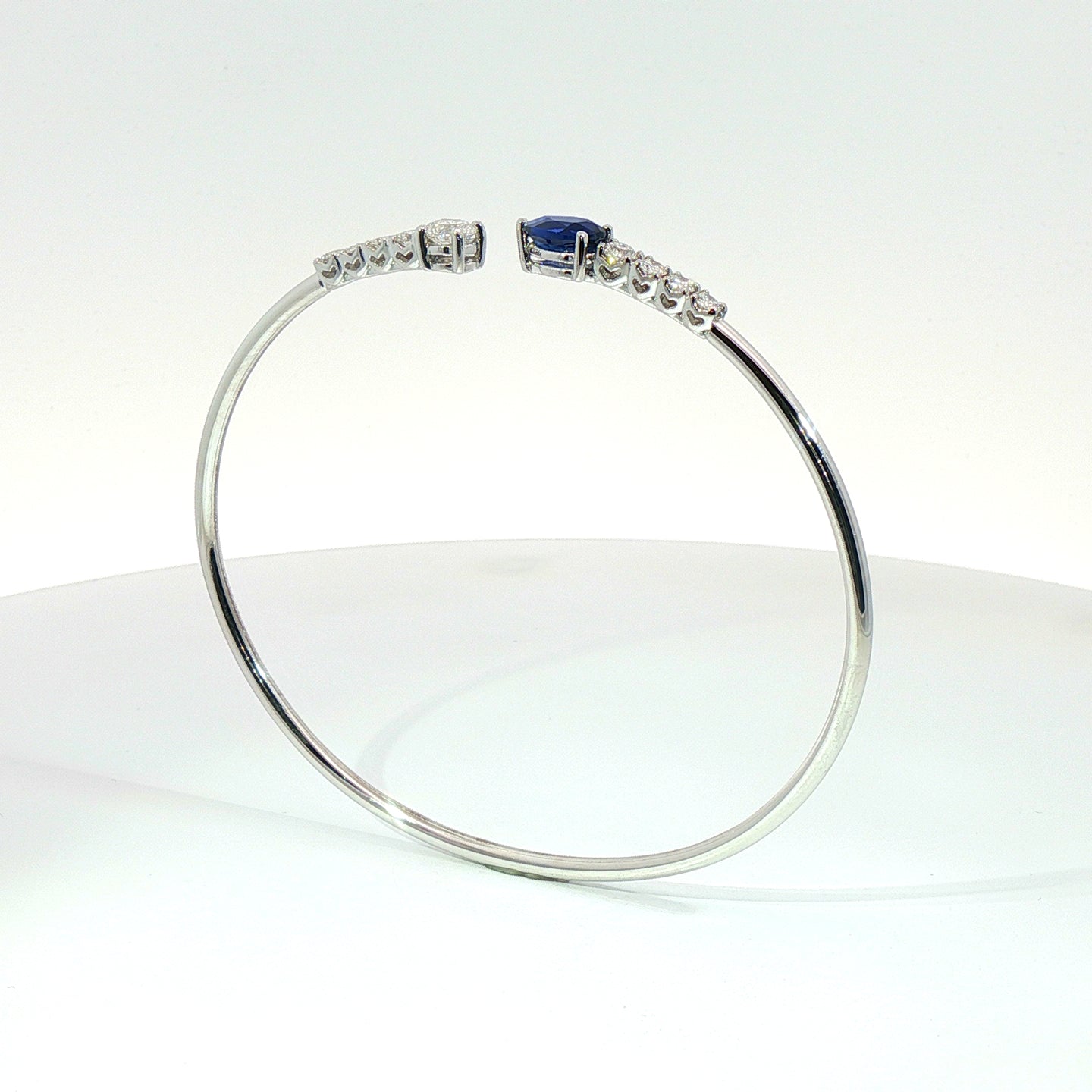 Bracciale Twin in oro bianco con zaffiro Lab-Grown taglio goccia e diamanti Lab-Grown taglio brillante.