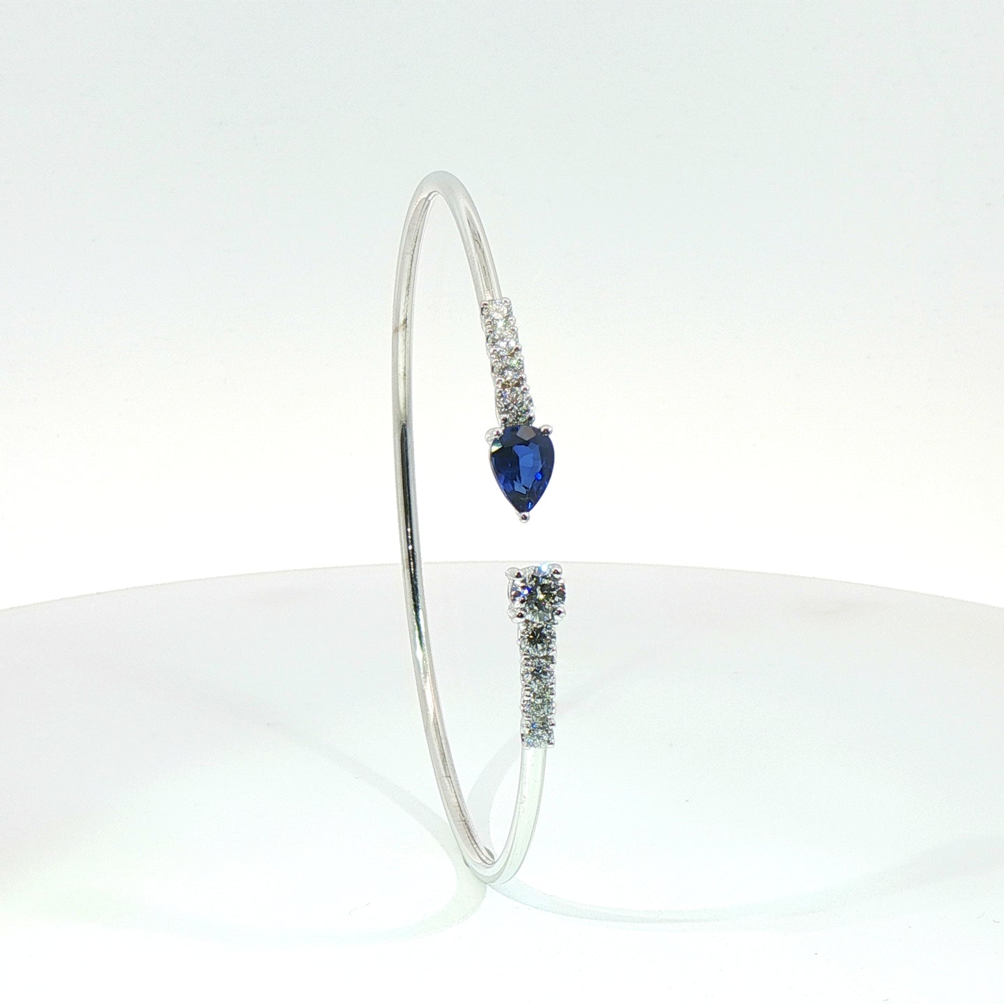 Bracciale Twin in oro bianco con zaffiro Lab-Grown taglio goccia e diamanti Lab-Grown taglio brillante.