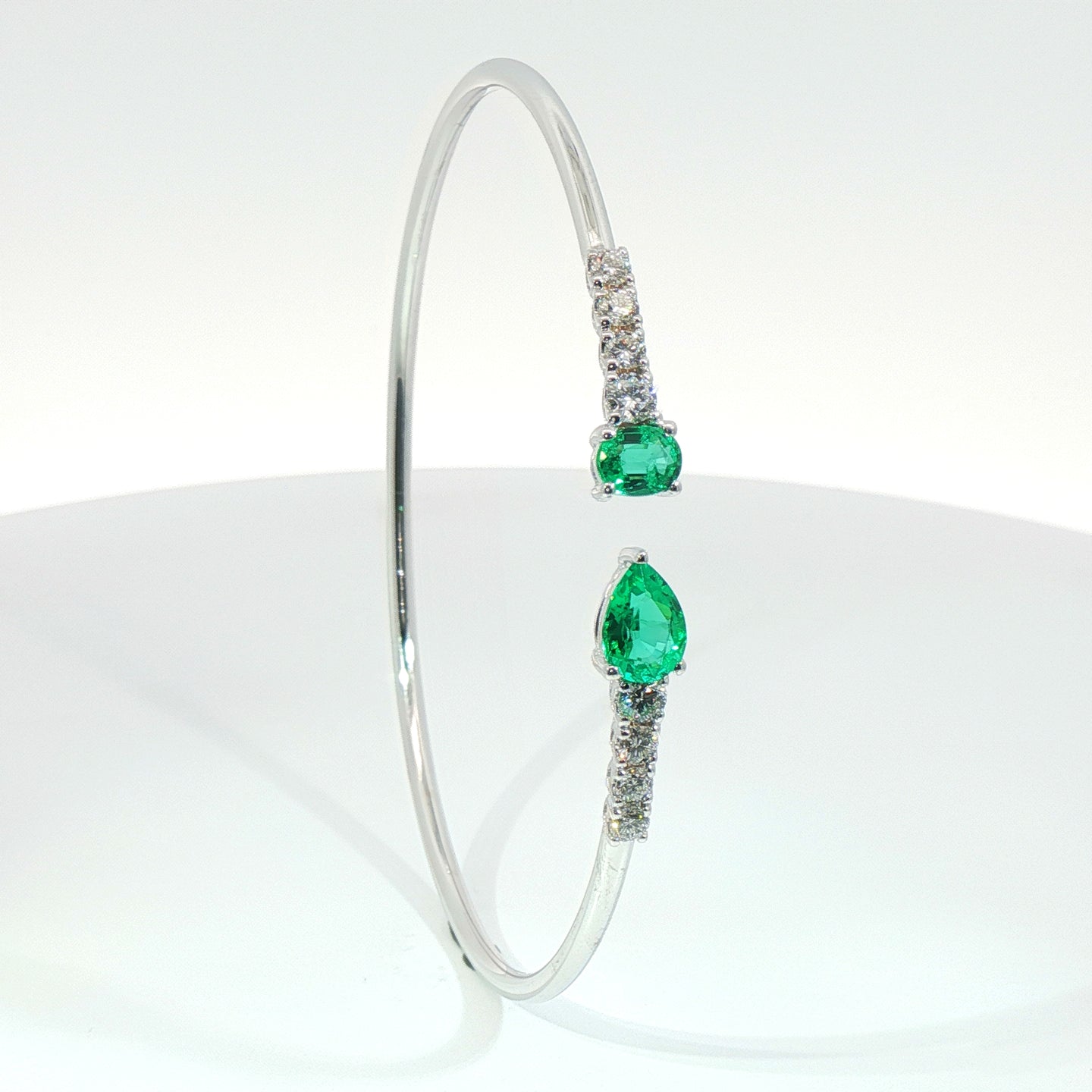 Bracciale Twin in oro bianco con smeraldi Lab-grown taglio goccia e ovale con diamanti Lab-Grown taglio brillante.