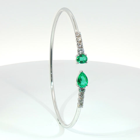 Bracciale Twin in oro bianco con smeraldi Lab-grown taglio goccia e ovale con diamanti Lab-Grown taglio brillante.