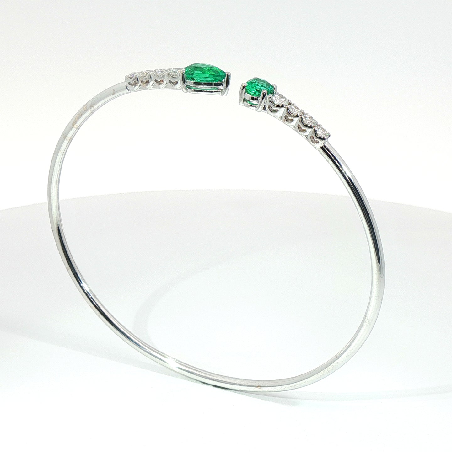 Bracciale Twin in oro bianco con smeraldi Lab-grown taglio goccia e ovale con diamanti Lab-Grown taglio brillante.