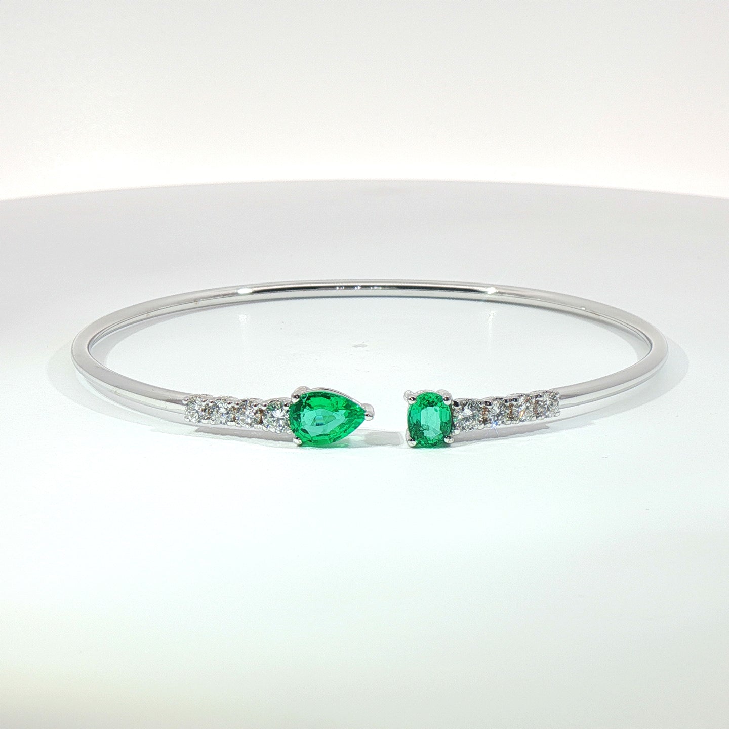 Bracciale Twin in oro bianco con smeraldi Lab-grown taglio goccia e ovale con diamanti Lab-Grown taglio brillante.