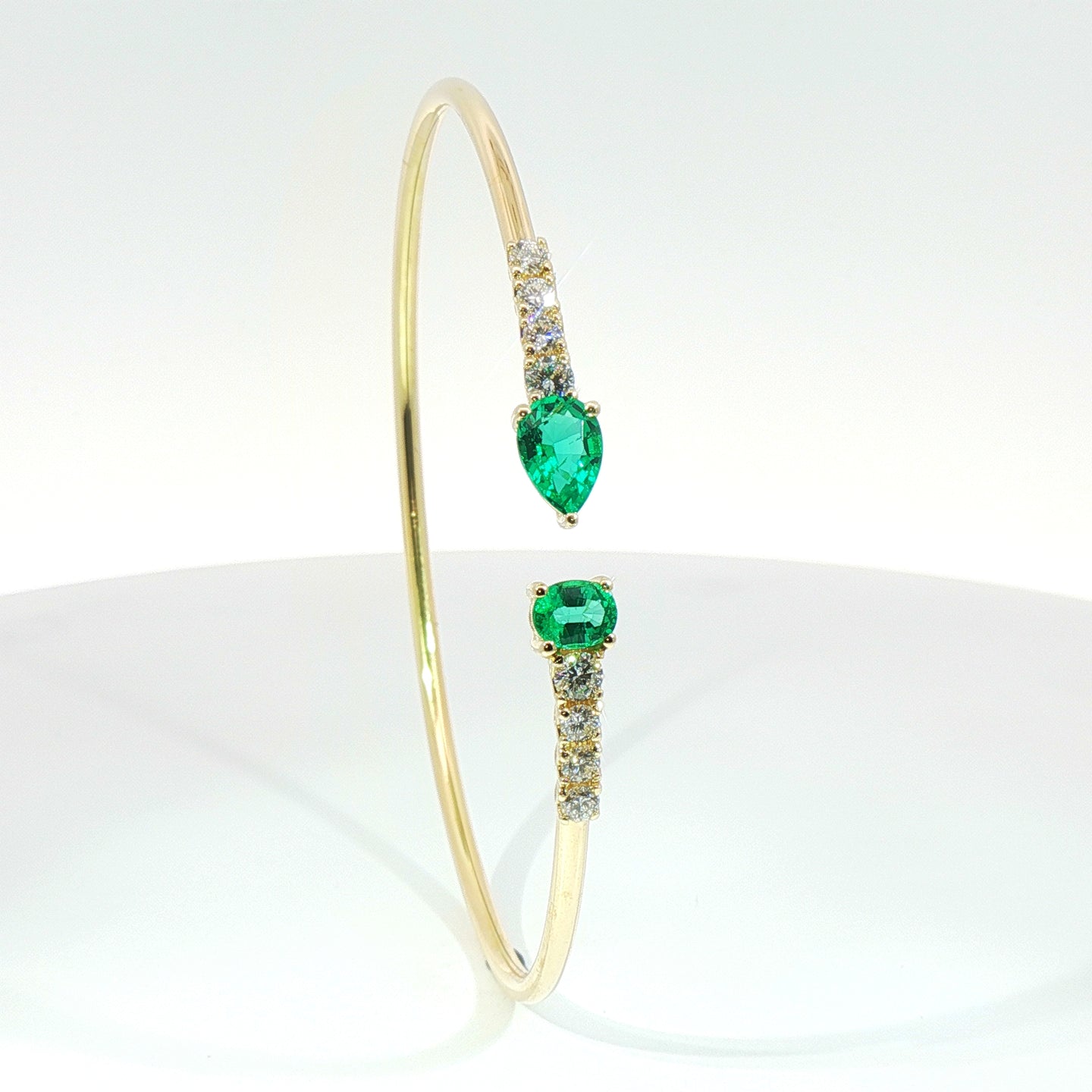 Bracciale Twin in oro giallo con smeraldi Lab-Grown taglio goccia e ovale e diamanti Lab-Grown taglio brillante.