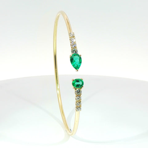 Bracciale Twin in oro giallo con smeraldi Lab-Grown taglio goccia e ovale e diamanti Lab-Grown taglio brillante.