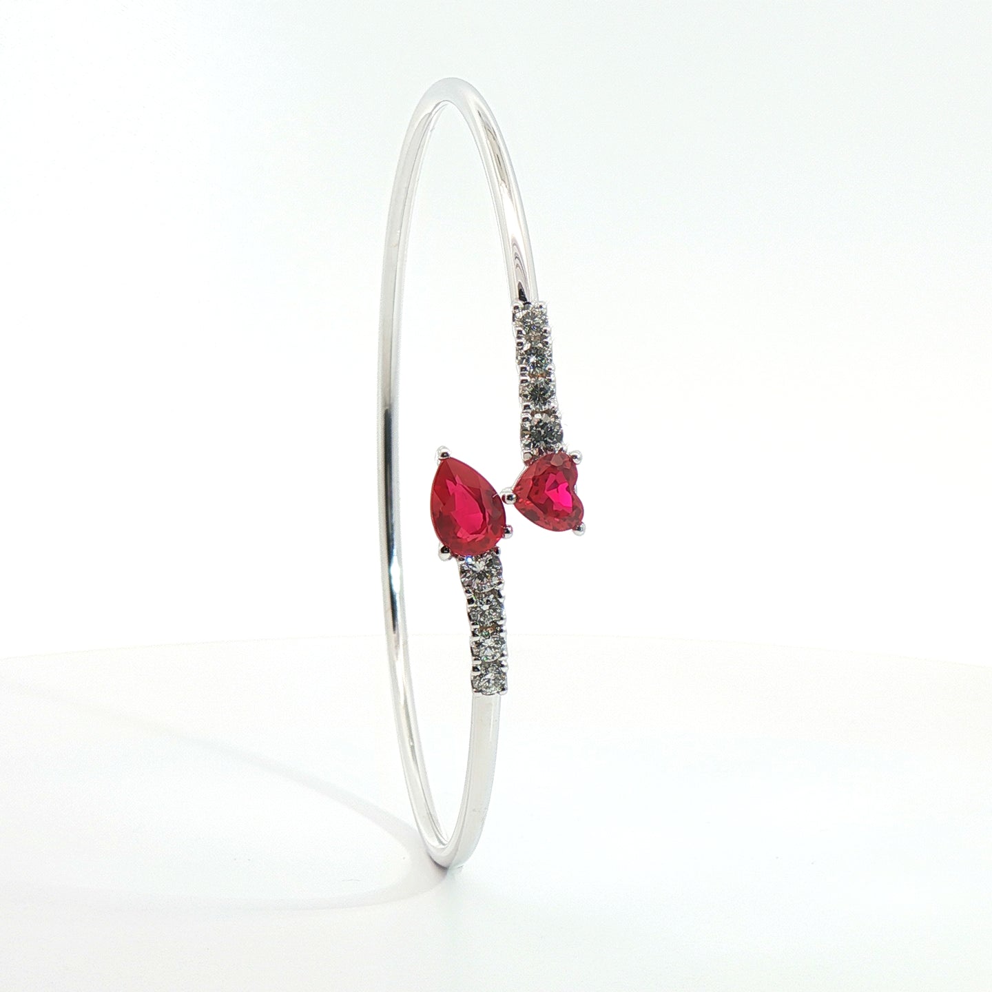 Bracciale Twin in oro bianco con rubini Lab-Grown e diamanti Lab-Grown taglio brillante.