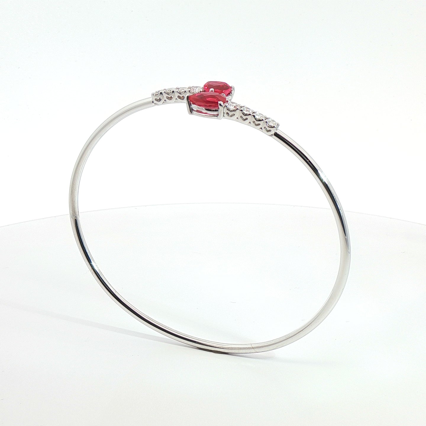 Bracciale Twin in oro bianco con rubini Lab-Grown e diamanti Lab-Grown taglio brillante.