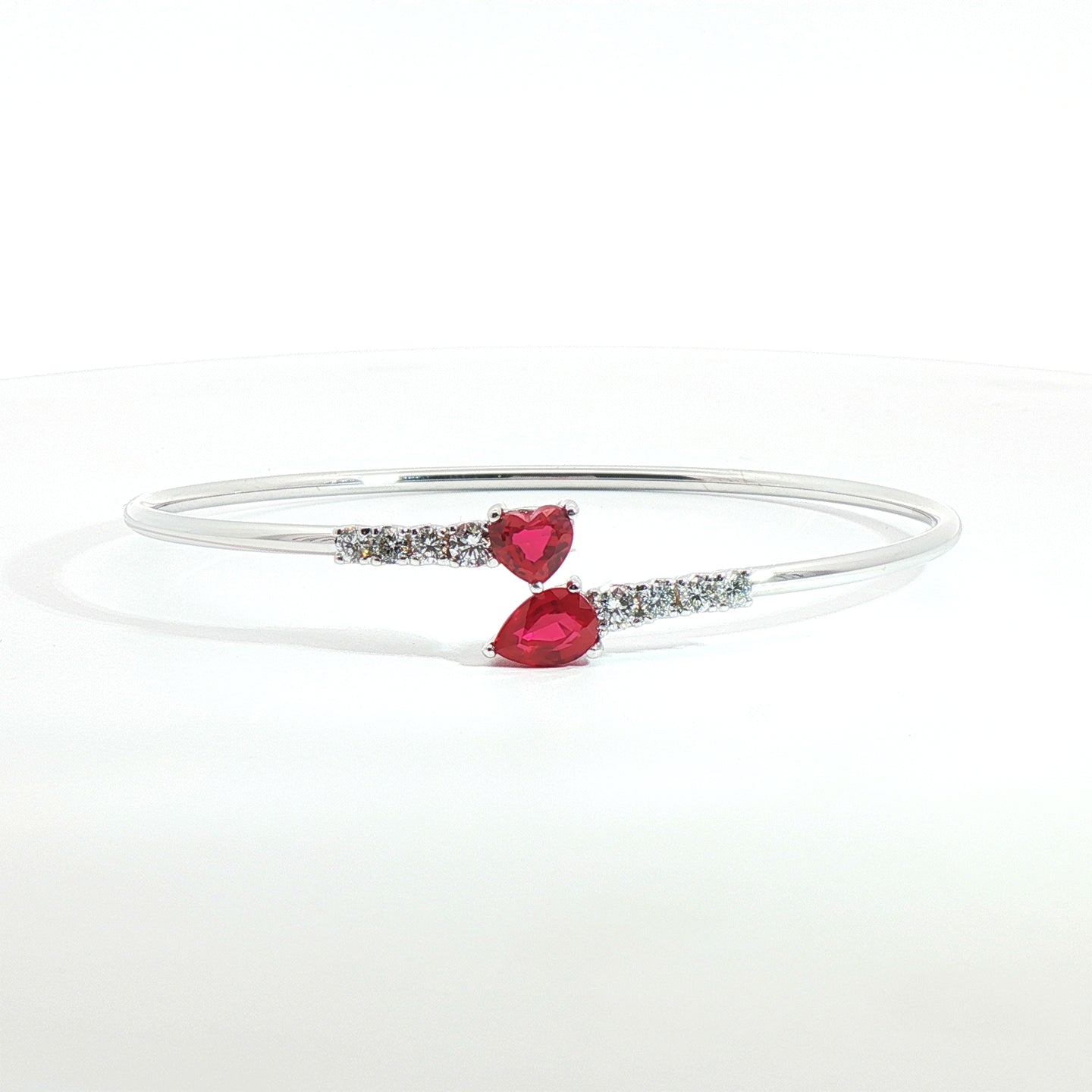 Bracciale Twin in oro bianco con rubini Lab-Grown e diamanti Lab-Grown taglio brillante.
