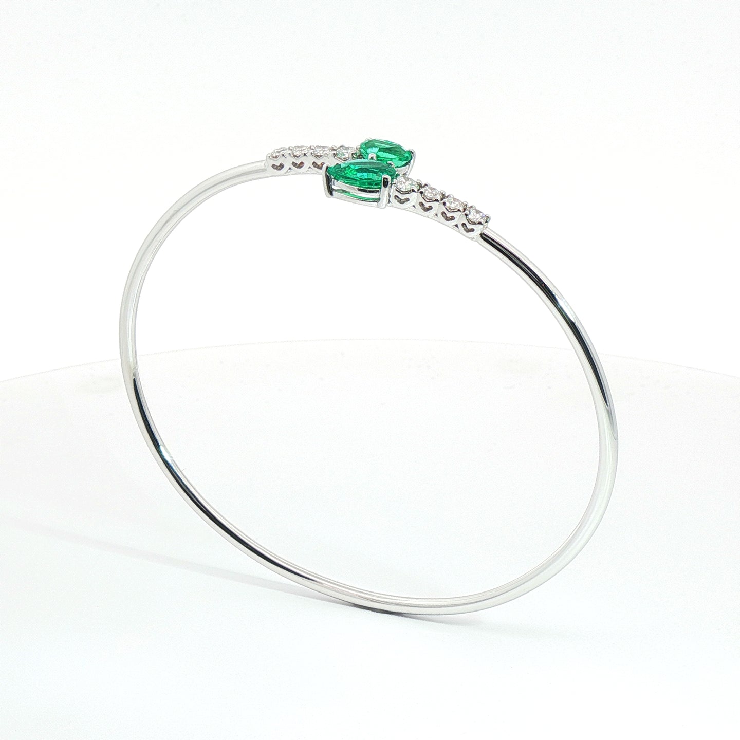 Bracciale Twin in oro bianco con smeraldi Lab-Grown e diamanti Lab-Grown taglio brillante.