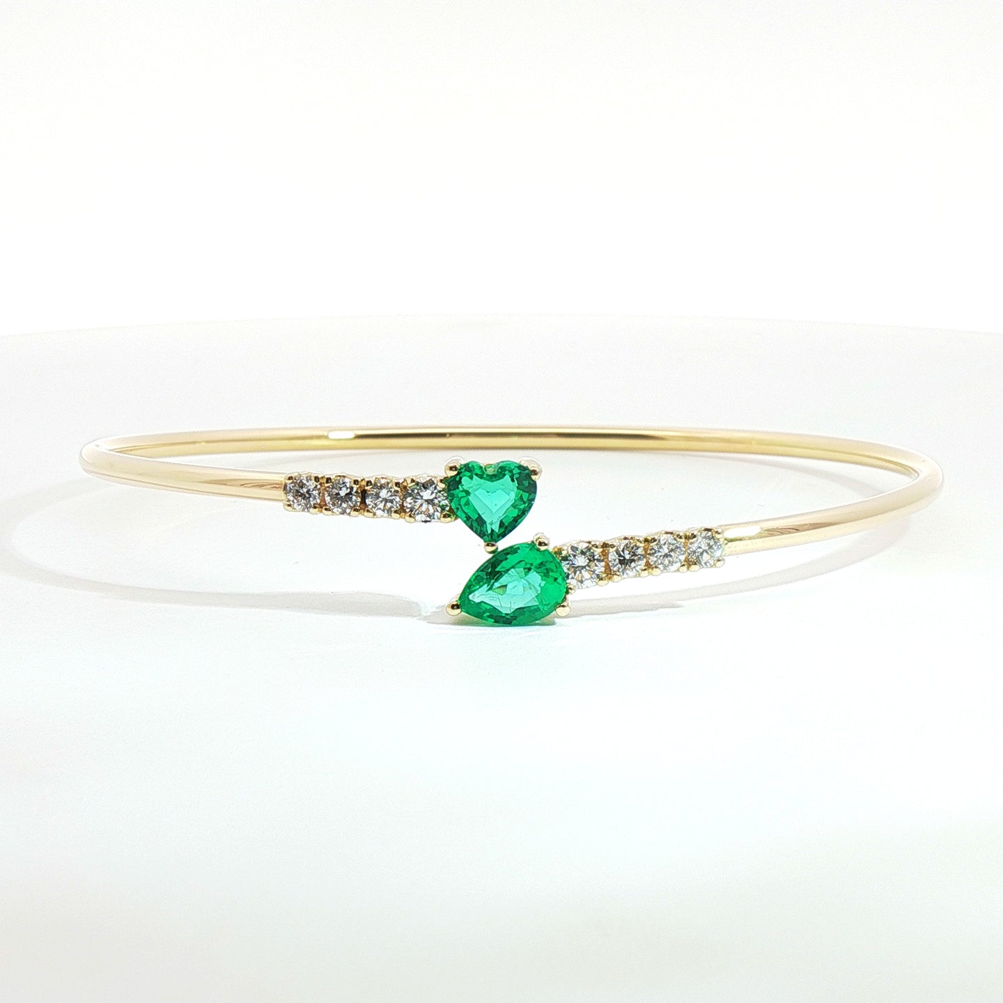 Bracciale Twin in oro giallo con smeraldi Lab-Grown e diamanti Lab-Grown taglio brillante.