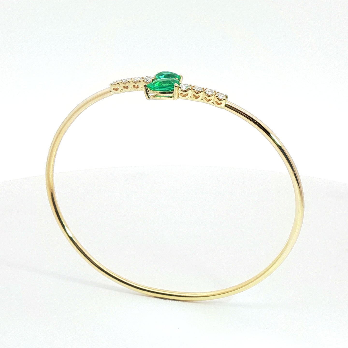 Bracciale Twin in oro giallo con smeraldi Lab-Grown e diamanti Lab-Grown taglio brillante.
