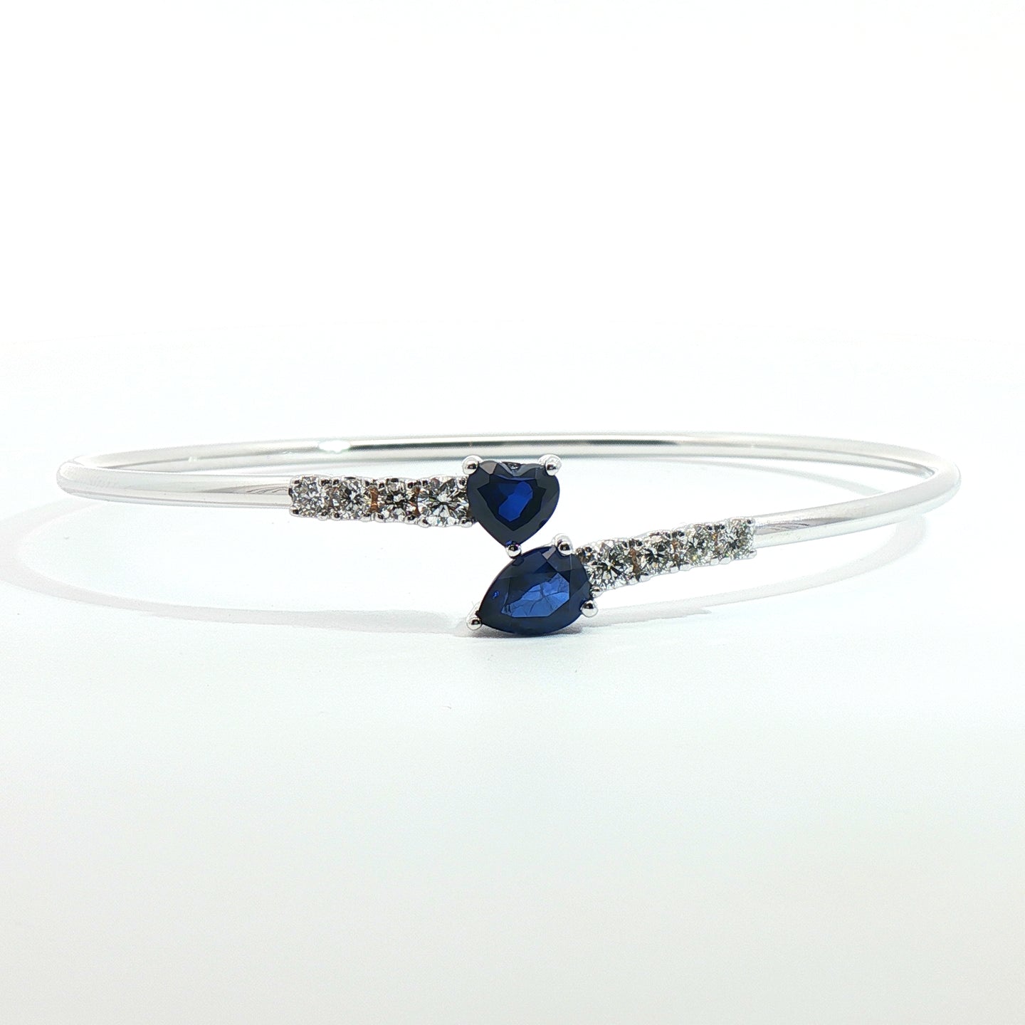 Bracciale Twin in oro bianco con zaffiri Lab-Grown e diamanti Lab-Grown taglio brillante.