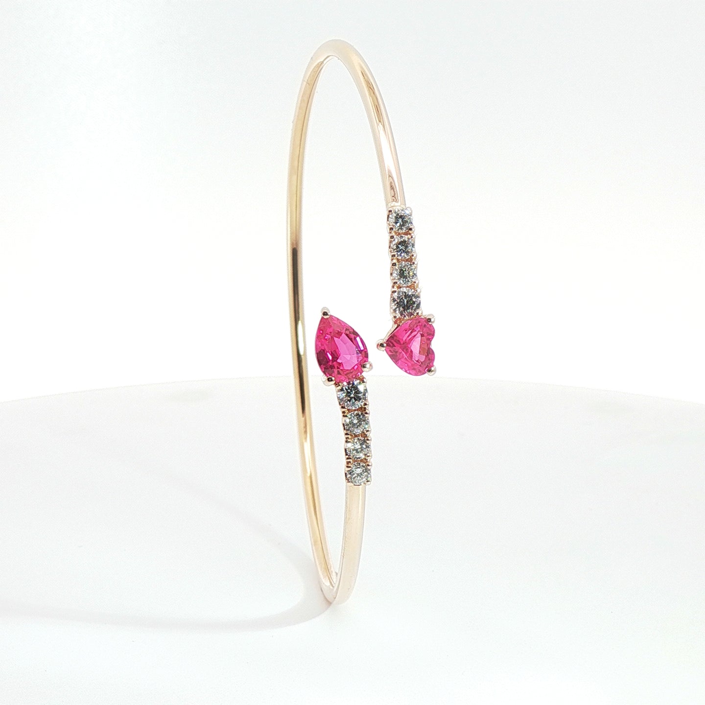 Bracciale Twin in oro rosa con zaffiri rosa Lab-Grown e diamanti Lab-Grown taglio brillante.