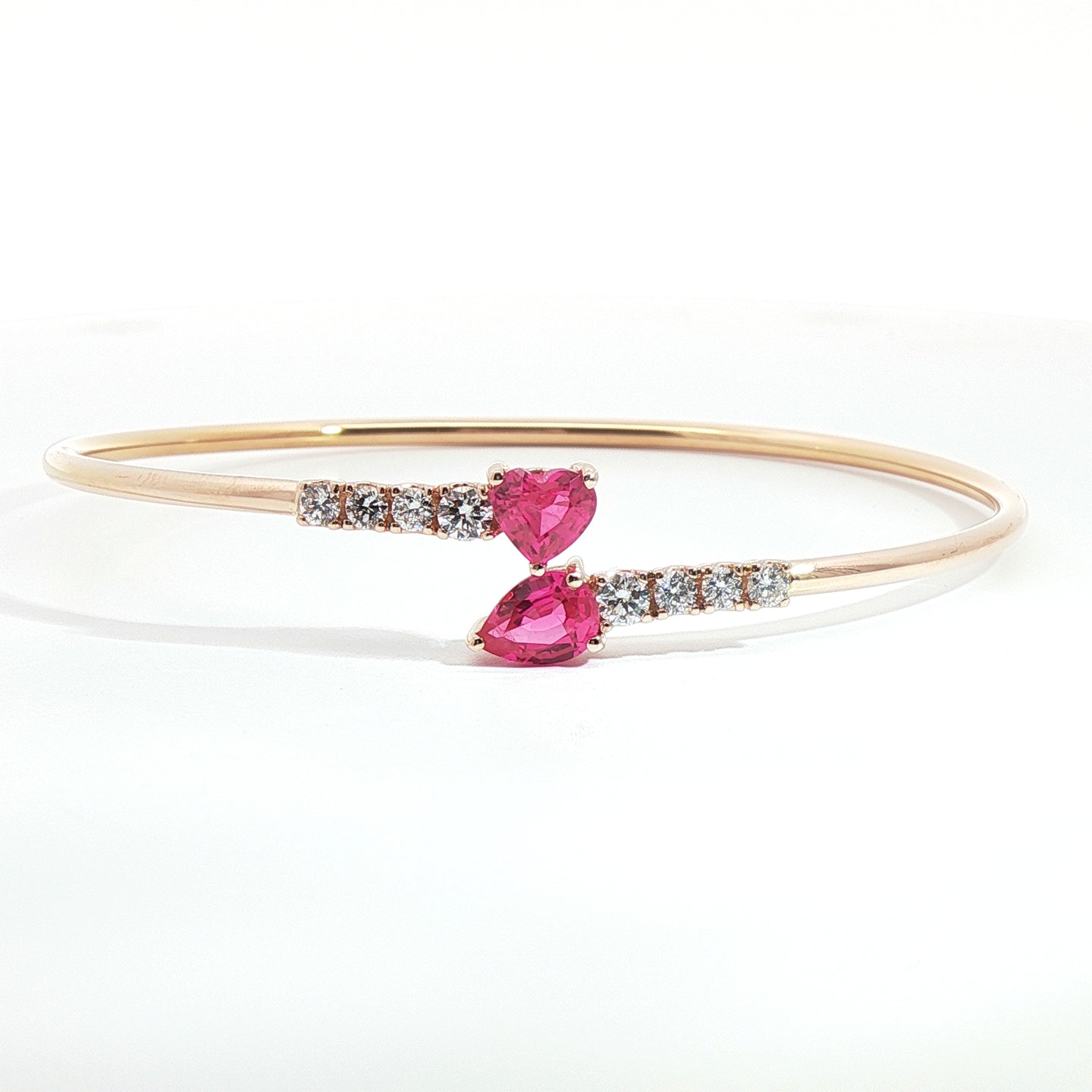 Bracciale Twin in oro rosa con zaffiri rosa Lab-Grown e diamanti Lab-Grown taglio brillante.