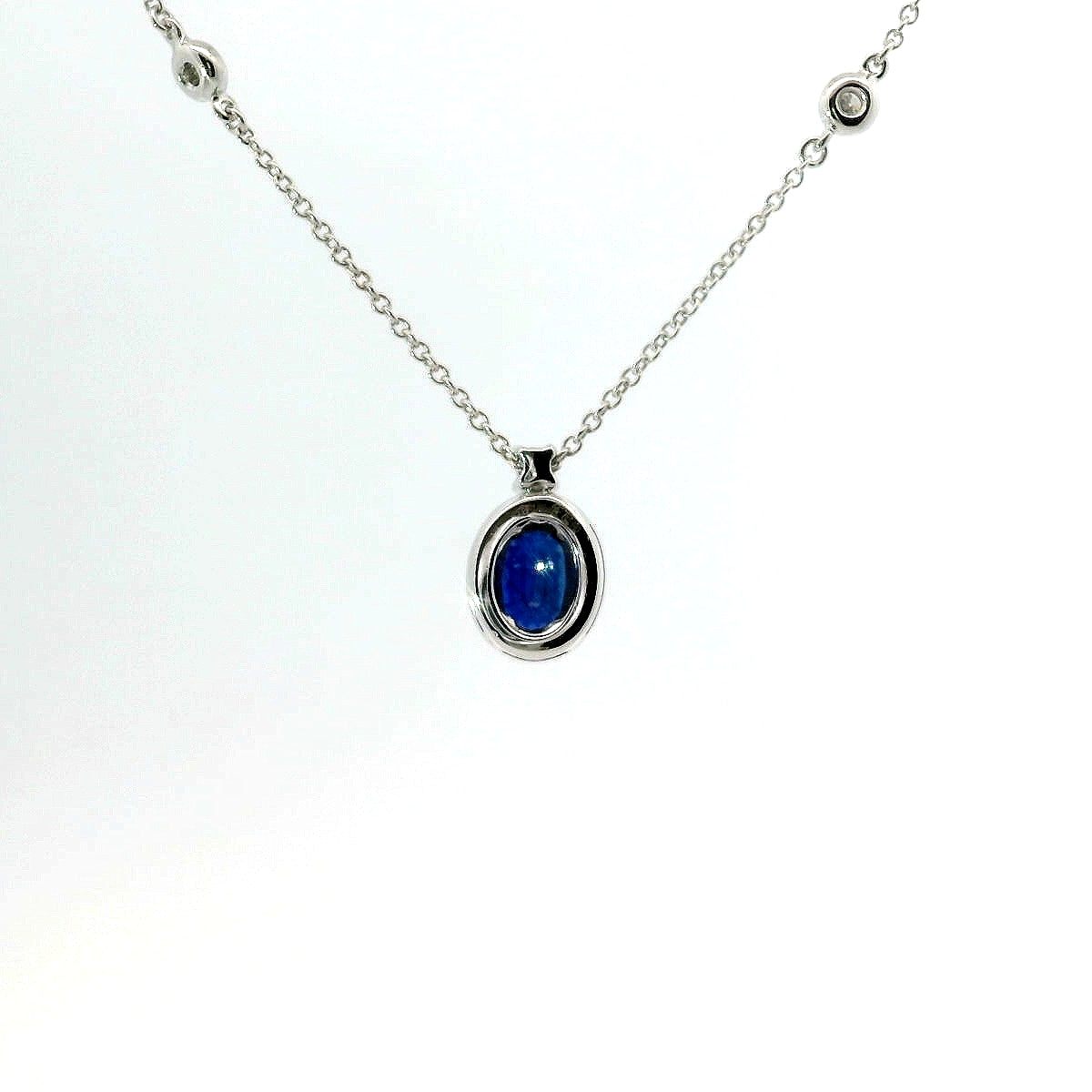 Girocollo in oro bianco con zaffiro Lab-Grown e diamanti Lab-Grown taglio brillante.