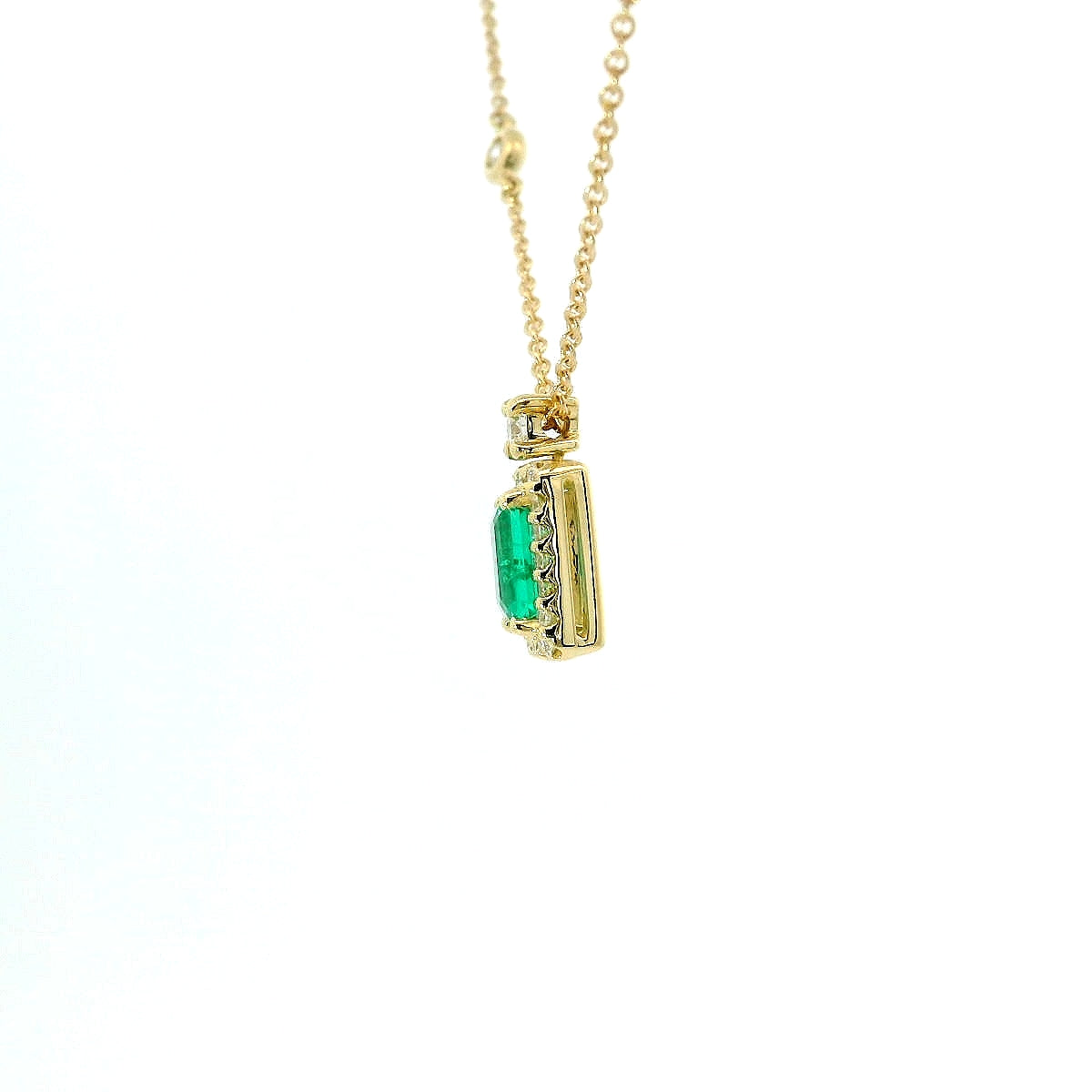 Girocollo in oro giallo con smeraldo Lab-Grown e diamanti Lab-Grown taglio brillante.