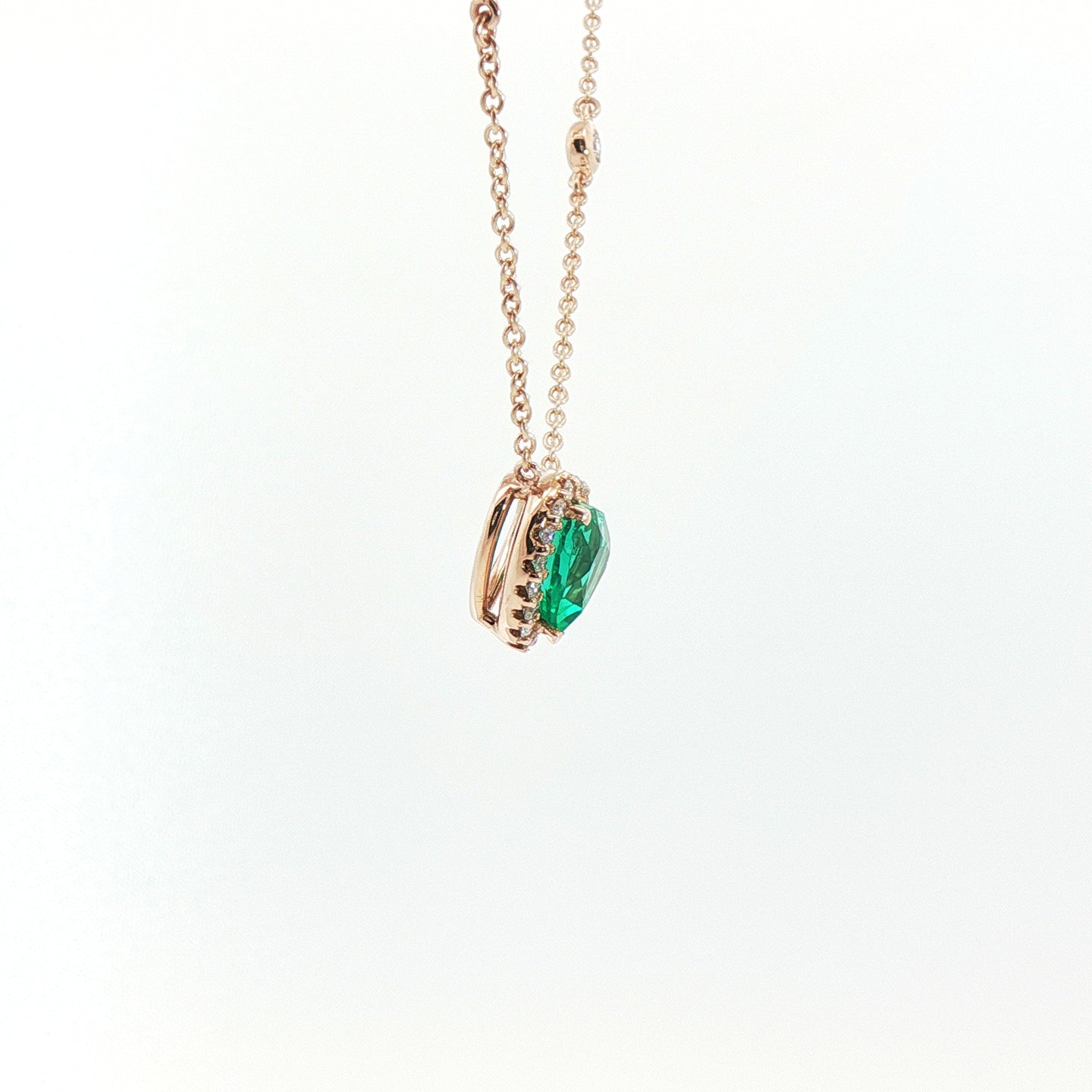 Girocollo in oro rosa con smeraldo Lab-Grown taglio cuore e diamanti Lab-Grown taglio brillante.