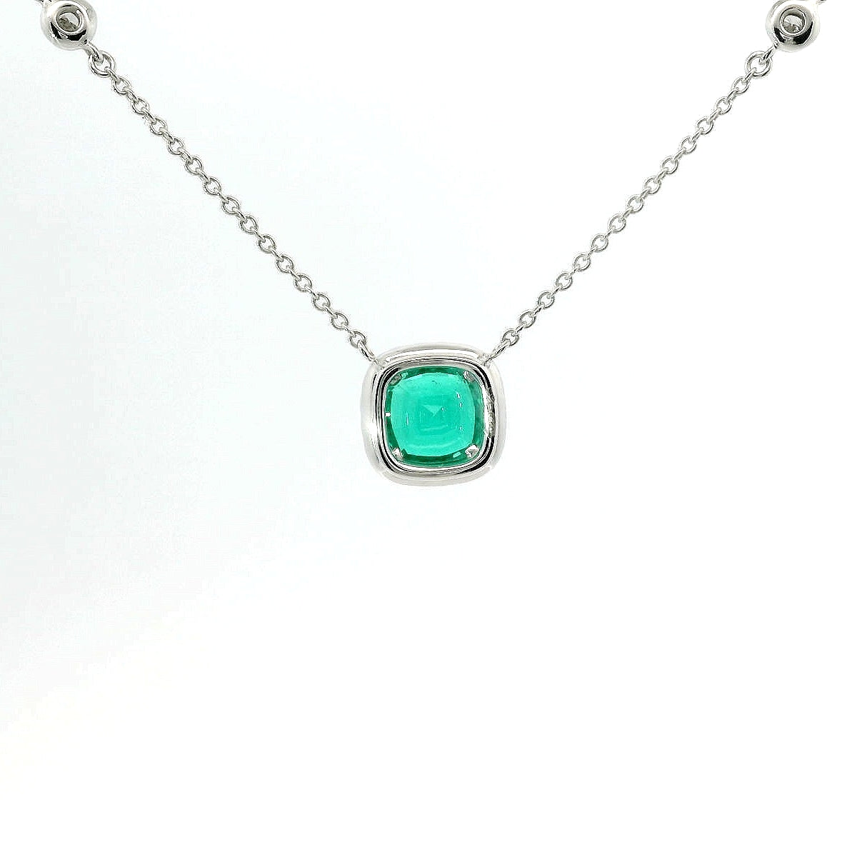 Girocollo in oro bianco con smeraldo Lab-Grown taglio cuscino e diamanti Lab-Grown taglio brillante.