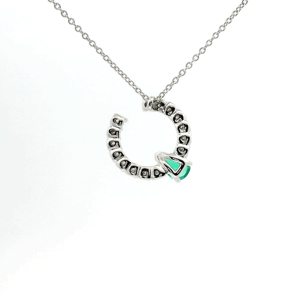 Girocollo in oro bianco con smeraldo Lab-Grown taglio goccia e diamanti Lab-Grown taglio brillante.