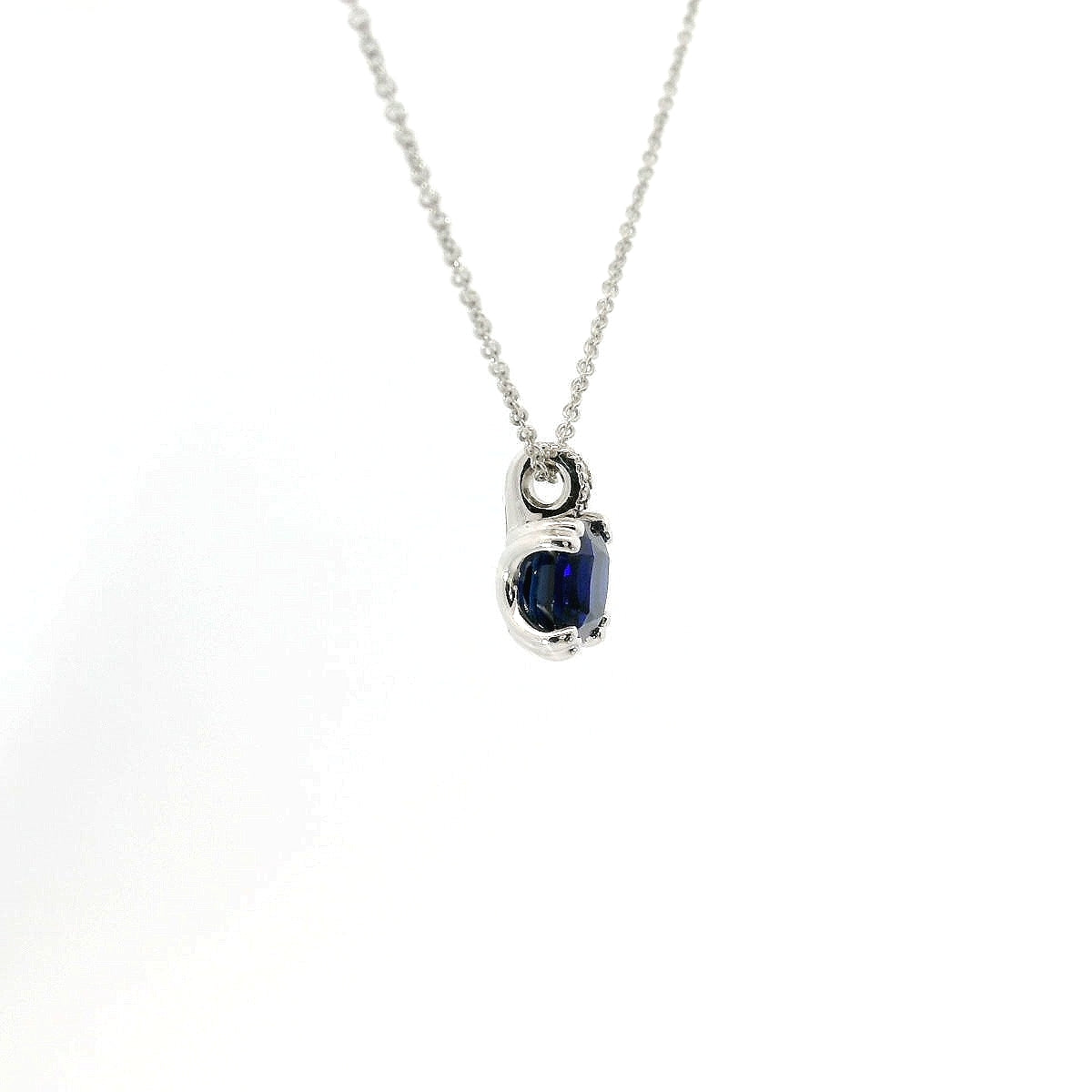 Girocollo punto luce in oro bianco con zaffiro Lab-Grown taglio cuscino e diamanti Lab-Grown taglio brillante.