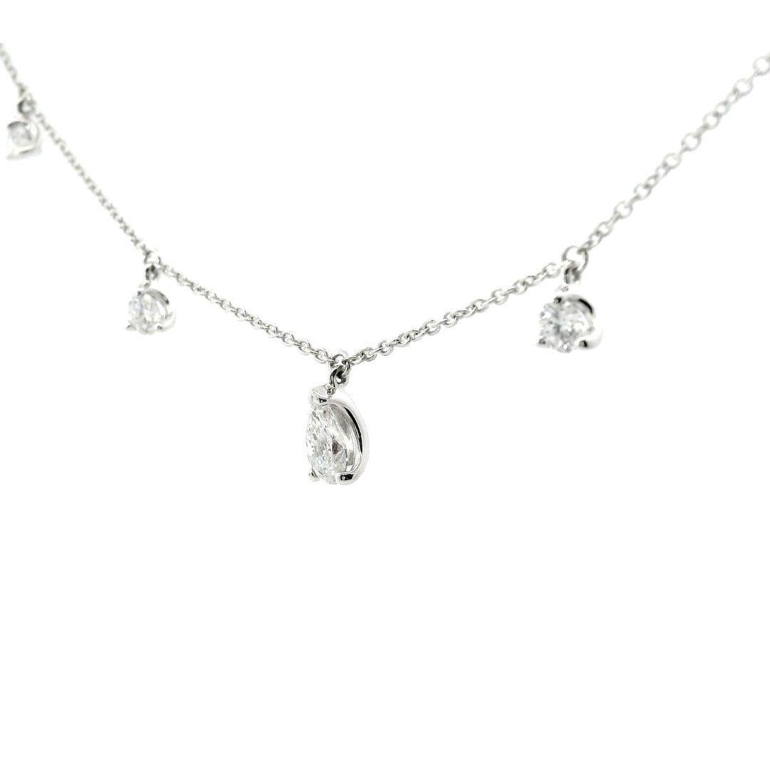 Girocollo in oro bianco con pendenti di diamanti lab-grown taglio brilante e goccia, 1,21 carati.