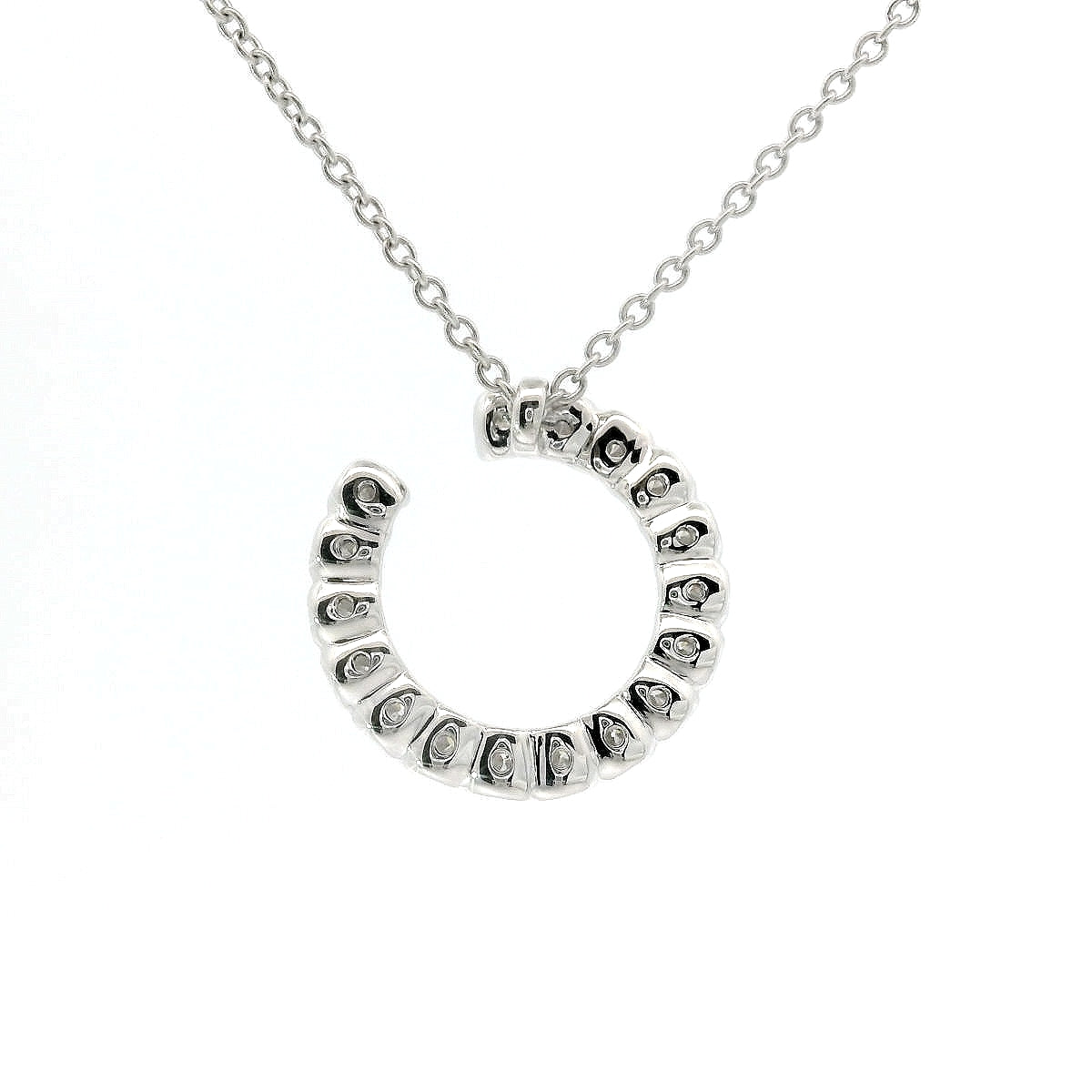Girocollo con pendente in oro bianco e spot di diamanti Lab-grown taglio brillante, 0,59 carati.