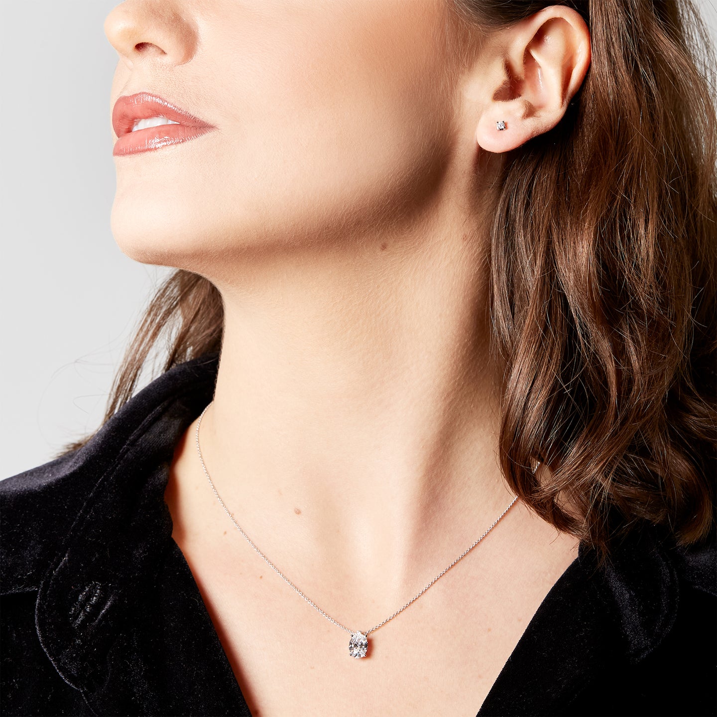 Girocollo punto luce in oro bianco con diamante lab-grown taglio ovale, 1,52 carati.