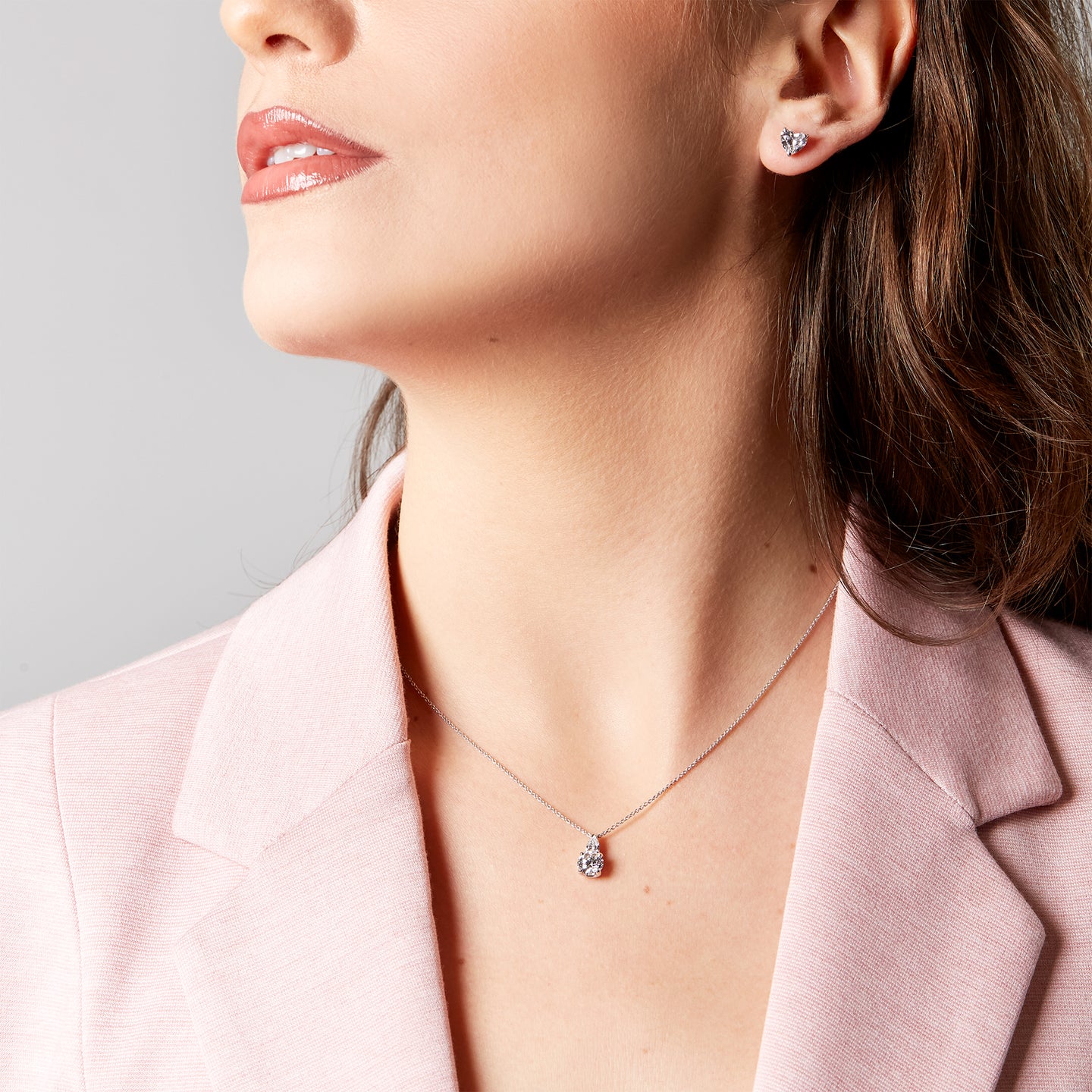 White gold choker with brilliant-cut and drop-cut lab-grown diamonds, 0.90 carats.