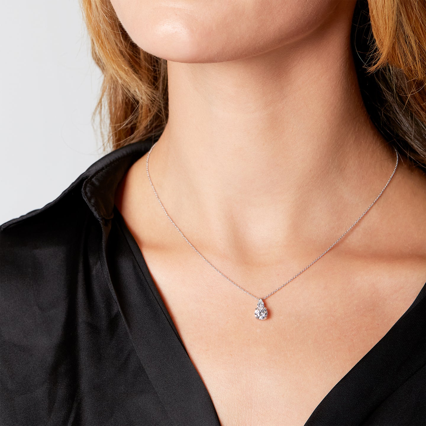 Girocollo in oro bianco con diamanti lab-grown taglio brillante e taglio goccia, 1,81 carati.
