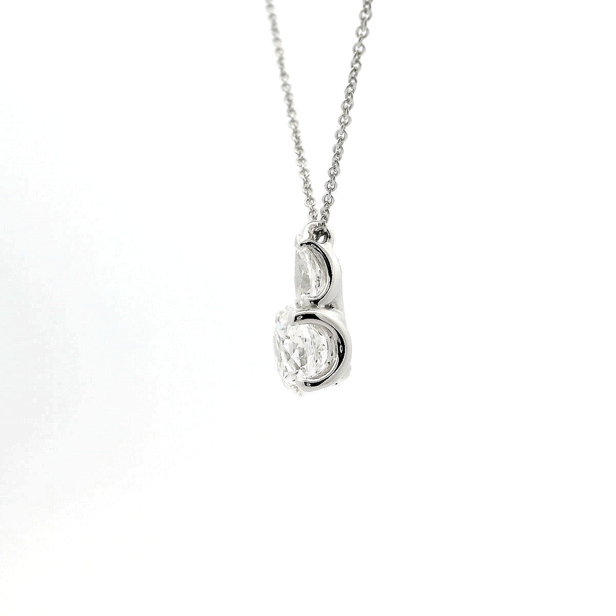 Girocollo in oro bianco con diamanti lab-grown taglio brillante e taglio goccia, 1,81 carati.