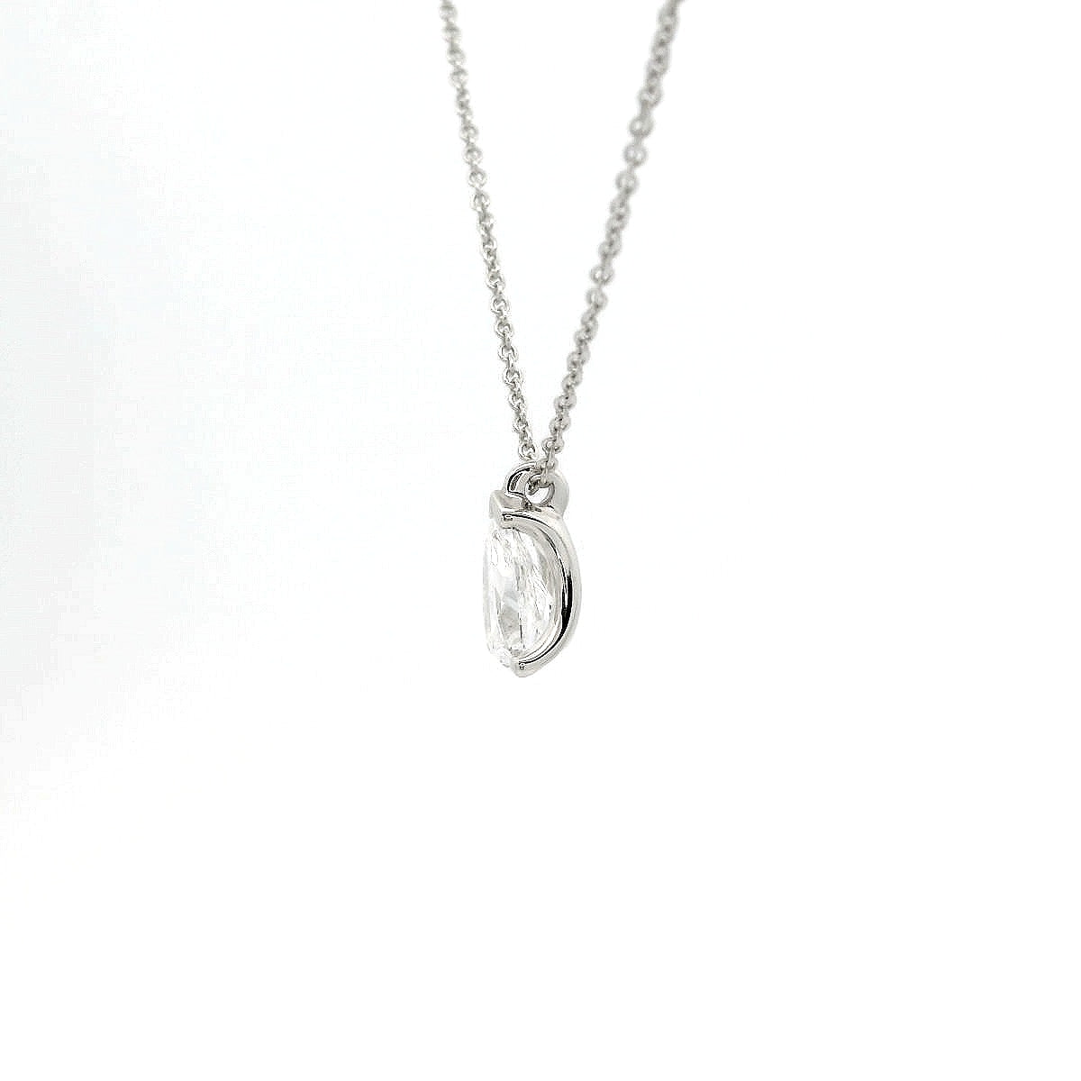Girocollo punto luce in oro bianco con diamante lab-grown taglio goccia, 0,73 carati.