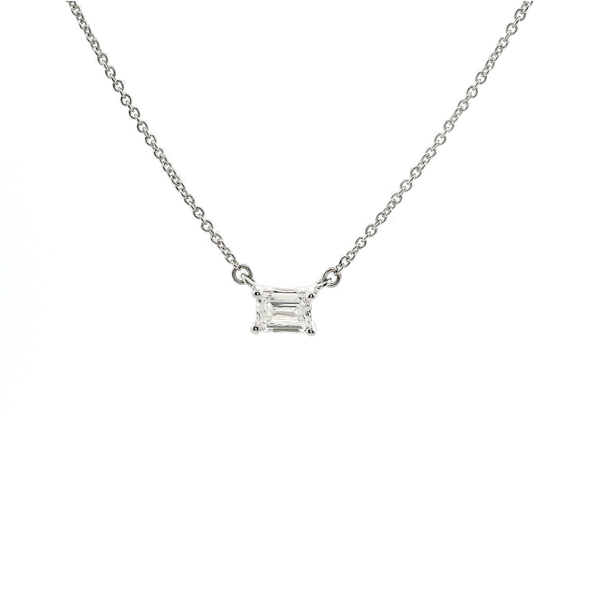 Girocollo punto luce in oro bianco con diamante lab-grown taglio smeraldo, 0,30 carati.