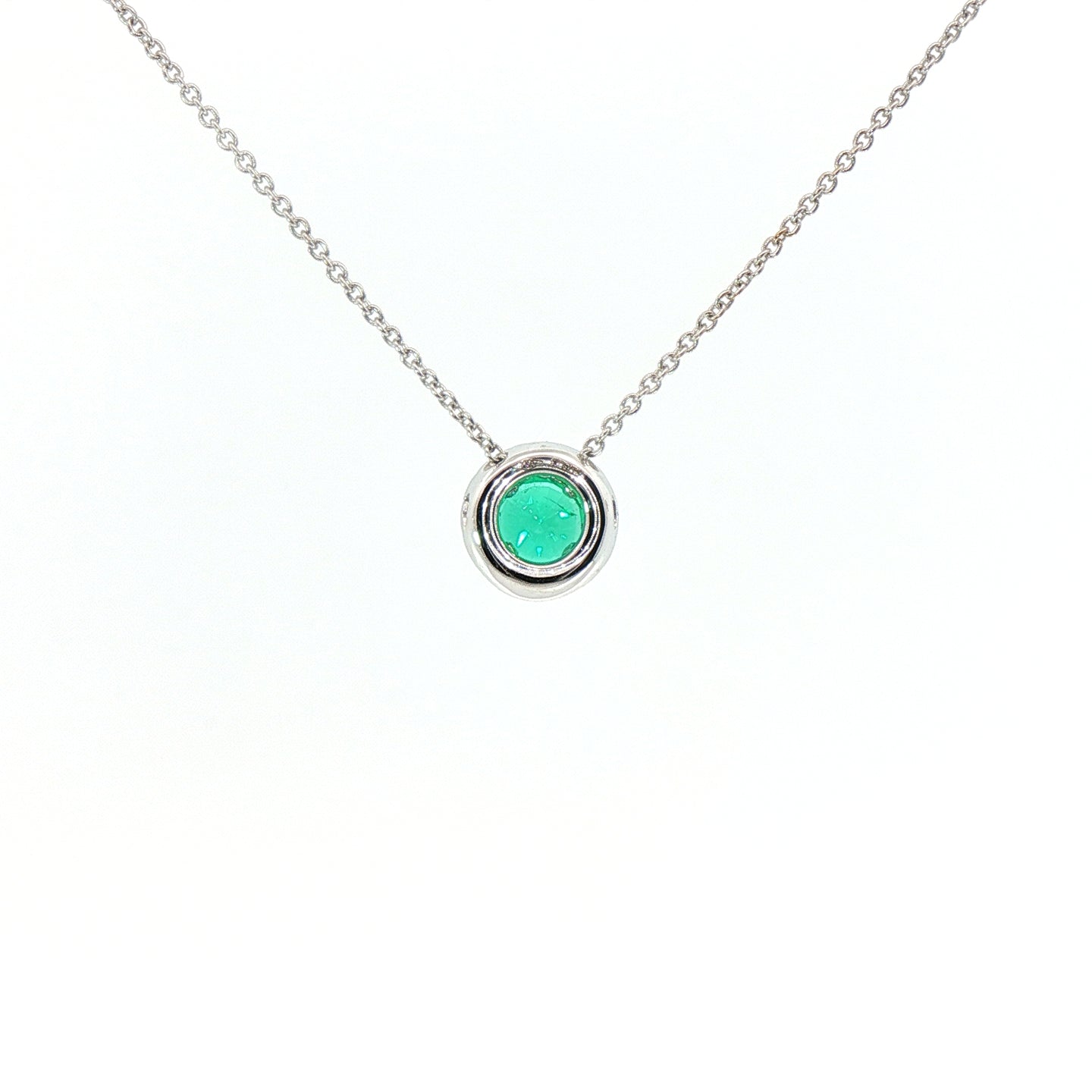 Girocollo in oro bianco con smeraldo Lab-Grown taglio brillante e diamanti Lab-Grown taglio brillante.