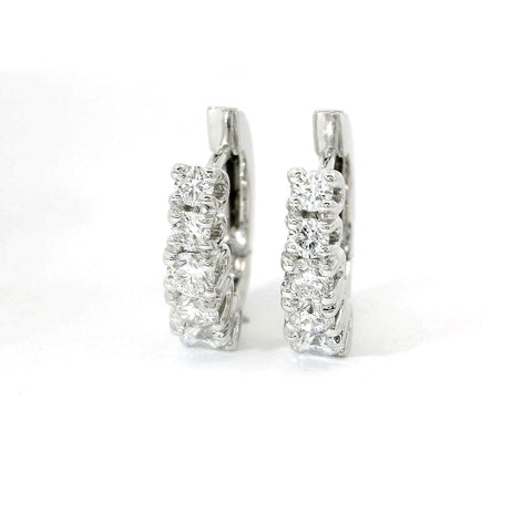 Orecchini a cerchio a gradazione in oro bianco con diamanti lab-grown taglio brillante, 0,95 carati.