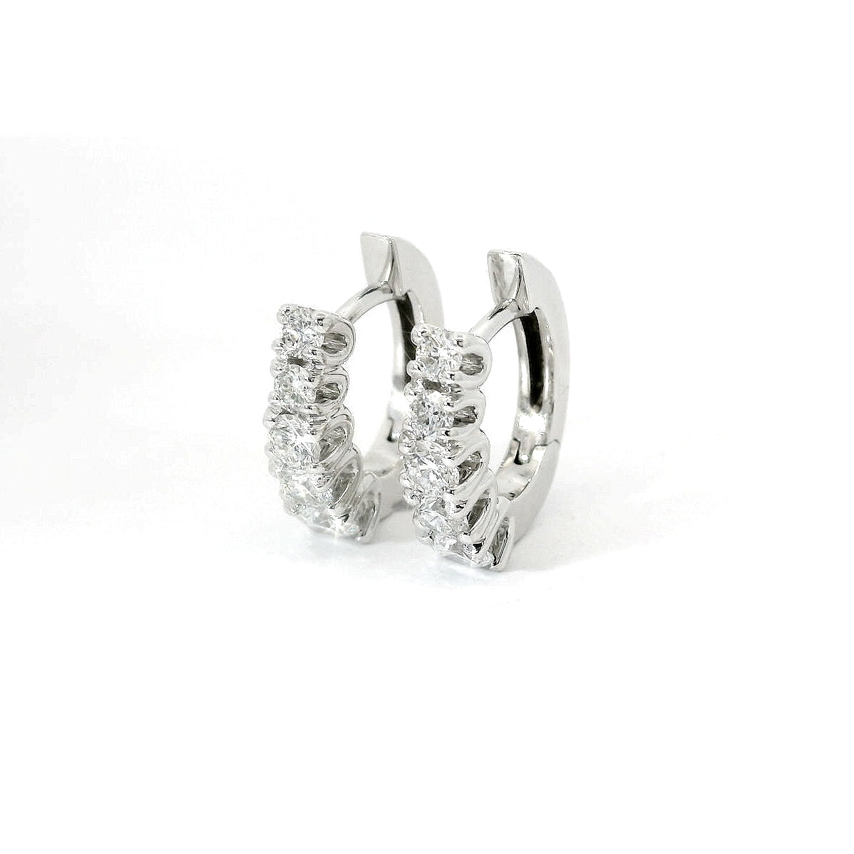 Orecchini a cerchio a gradazione in oro bianco con diamanti lab-grown taglio brillante, 0,95 carati.