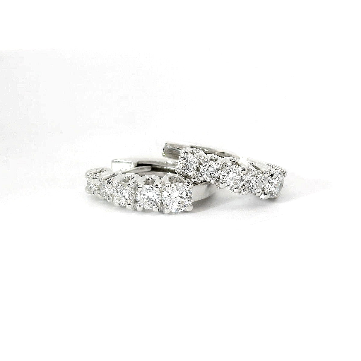 Orecchini a cerchio a gradazione in oro bianco con diamanti lab-grown taglio brillante, 0,95 carati.